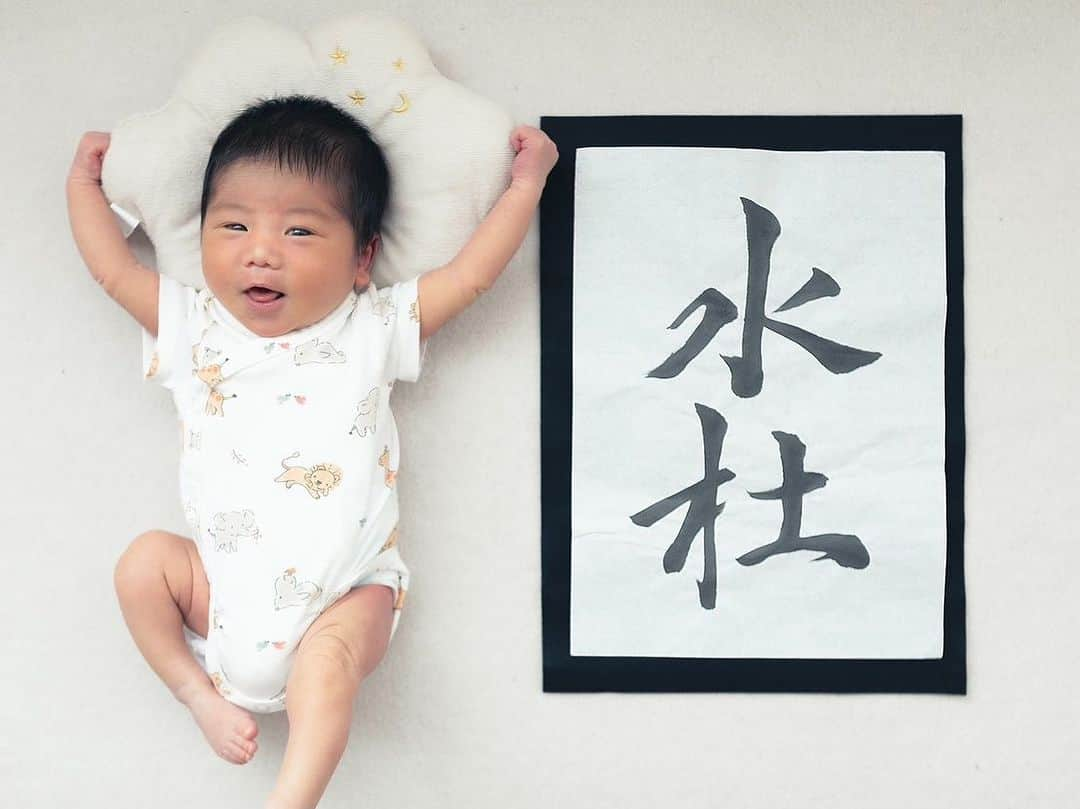 酒井景都さんのインスタグラム写真 - (酒井景都Instagram)「命名　  水(みず)に杜(もり)で水杜(みと)と 名付けました🌿  私の名前が景色の都なので景色にこだわって。  長女、木湖(きこ)とも通ずる、自然の景色が広がる名前にしました。  静かな杜、流れる川、水の音...そんなイメージ。  中でも水という字を用いたのは、水はそこにあるだけで柔軟に誰からも必要とされるもの。流れるままに透明にすくすくと育ってほしい。私たちはただその手助けが出来たらと思っています。  これから水杜をよろしくお願いします。  1枚目がきこ書。 2枚目は主人書。　 3枚目は木湖の時(主人書)  @katiiesakai   #命名 #今日のみとくん この日　#生後6日目」9月6日 0時43分 - katiiesakai