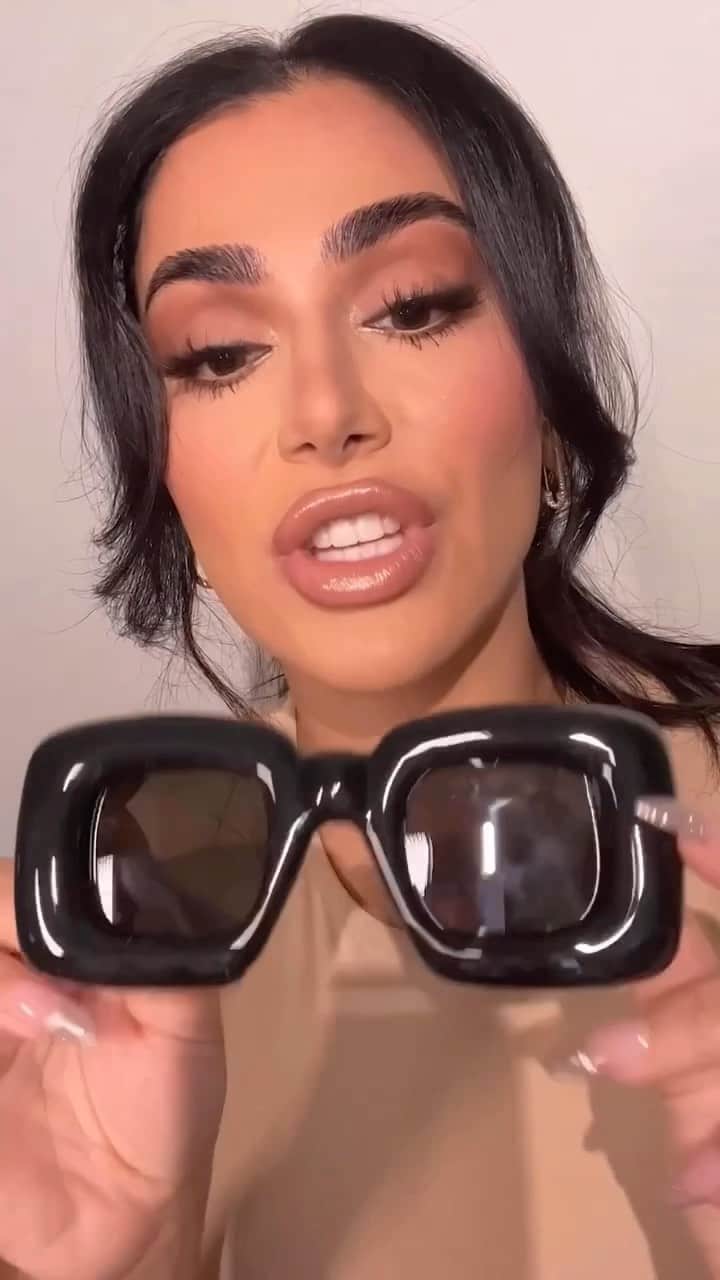 Huda Kattanのインスタグラム：「Love this hack I had to repost it! OMG 😱 this has to be the best makeup hack EVER IB: @parmidarobateau #hudabeauty #hudabeautyeasybake #beautyhacks」