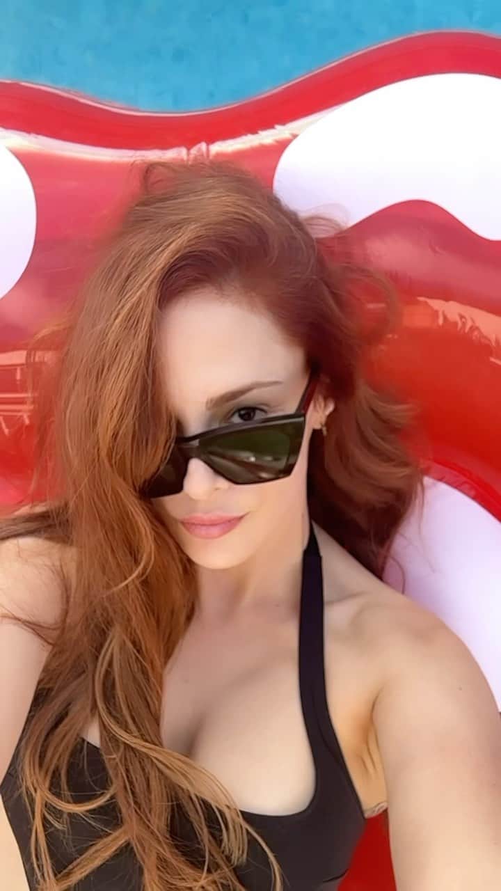 Mine Tugayのインスタグラム：「Son güneşli günler gibi gibi💃🏽」