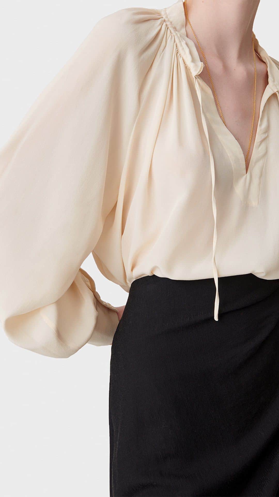 バネッサ・ブリューノのインスタグラム：「Get in the flow with our silk tops. Our Anita blouse is chic yet flirty enough to take you from work to your afterwork rendezvous. Pair it with our Vannie skirt’s elegant draping and gathers.  #vanessabruno」