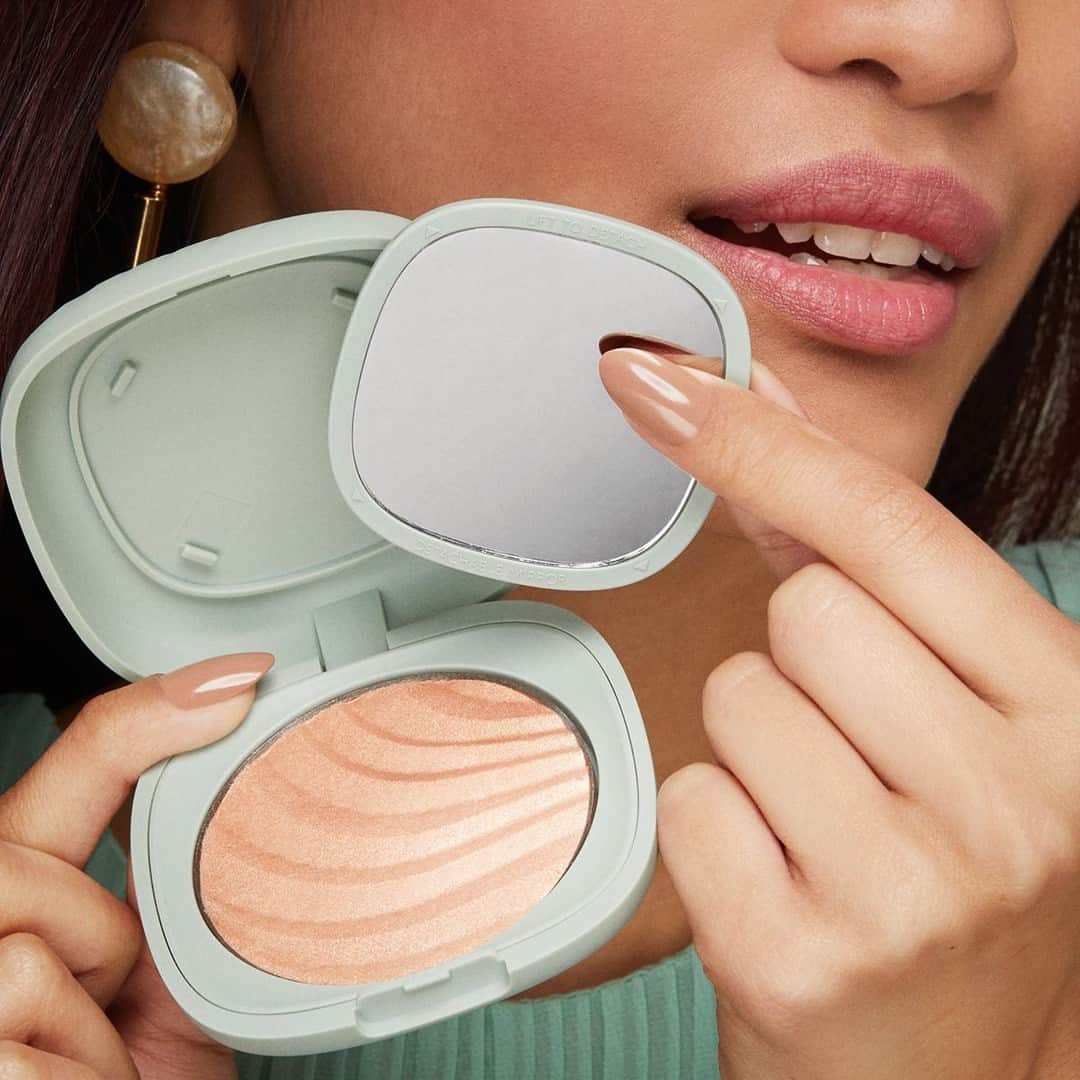 KIKO MILANOさんのインスタグラム写真 - (KIKO MILANOInstagram)「Get your radiance with #KIKOBalance powder highlighter! ✨ Infused with soothing marigold and soybean oil, it's a beauty must-have 😍 And it's all packed in an elegant, reusable case! 💚⁣ ⁣ Glow Boost Powder Highlighter 02 - Soft Touch Compact Foundation 03 - Radiance Boost Concealer 02, 03 - Colour Boost Face Bronzer 02 - Soft Touch Lip & Cheeks 03⁣」9月6日 0時50分 - kikomilano
