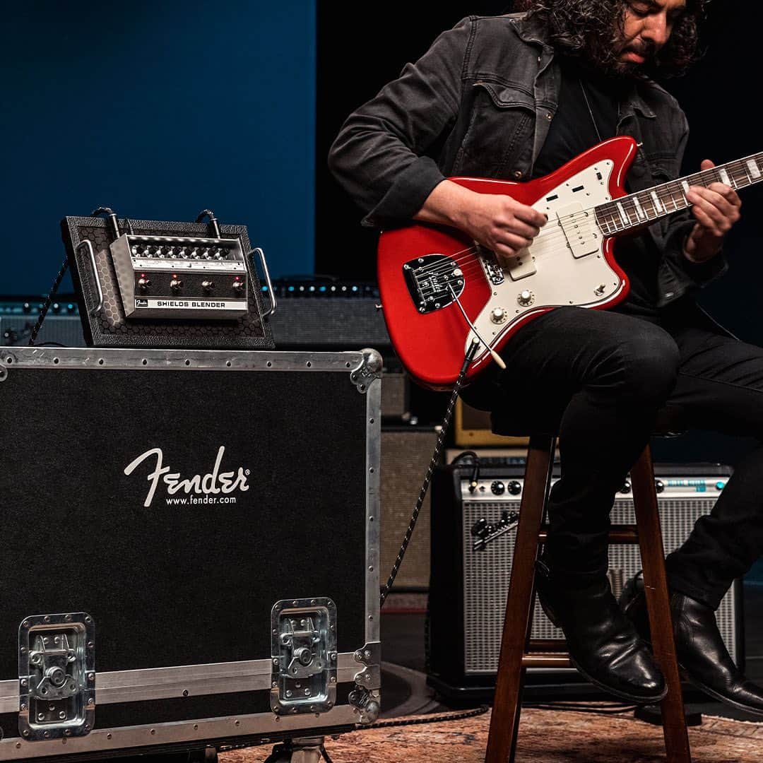 Fender Guitarさんのインスタグラム写真 - (Fender GuitarInstagram)「The Shields Blender Pedal is back! Designed in collaboration with @mbvofficial’s front man and effect pedal genius, Kevin Shields, this expansive pedal will take your tones to the next level. Head to the link in bio to get yours.」9月6日 0時50分 - fender