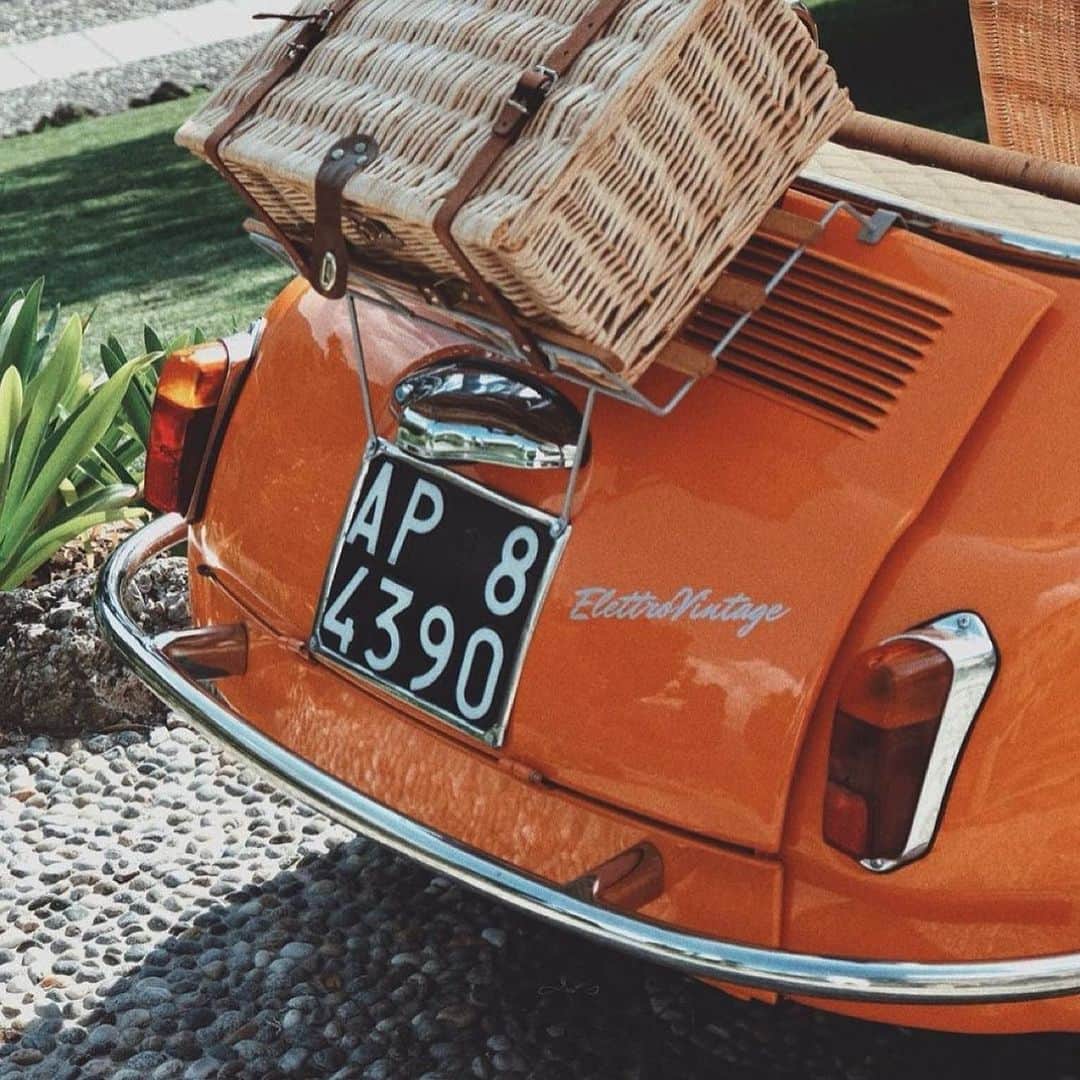 のインスタグラム：「Get in loser, we’re going bikini shopping🧡」