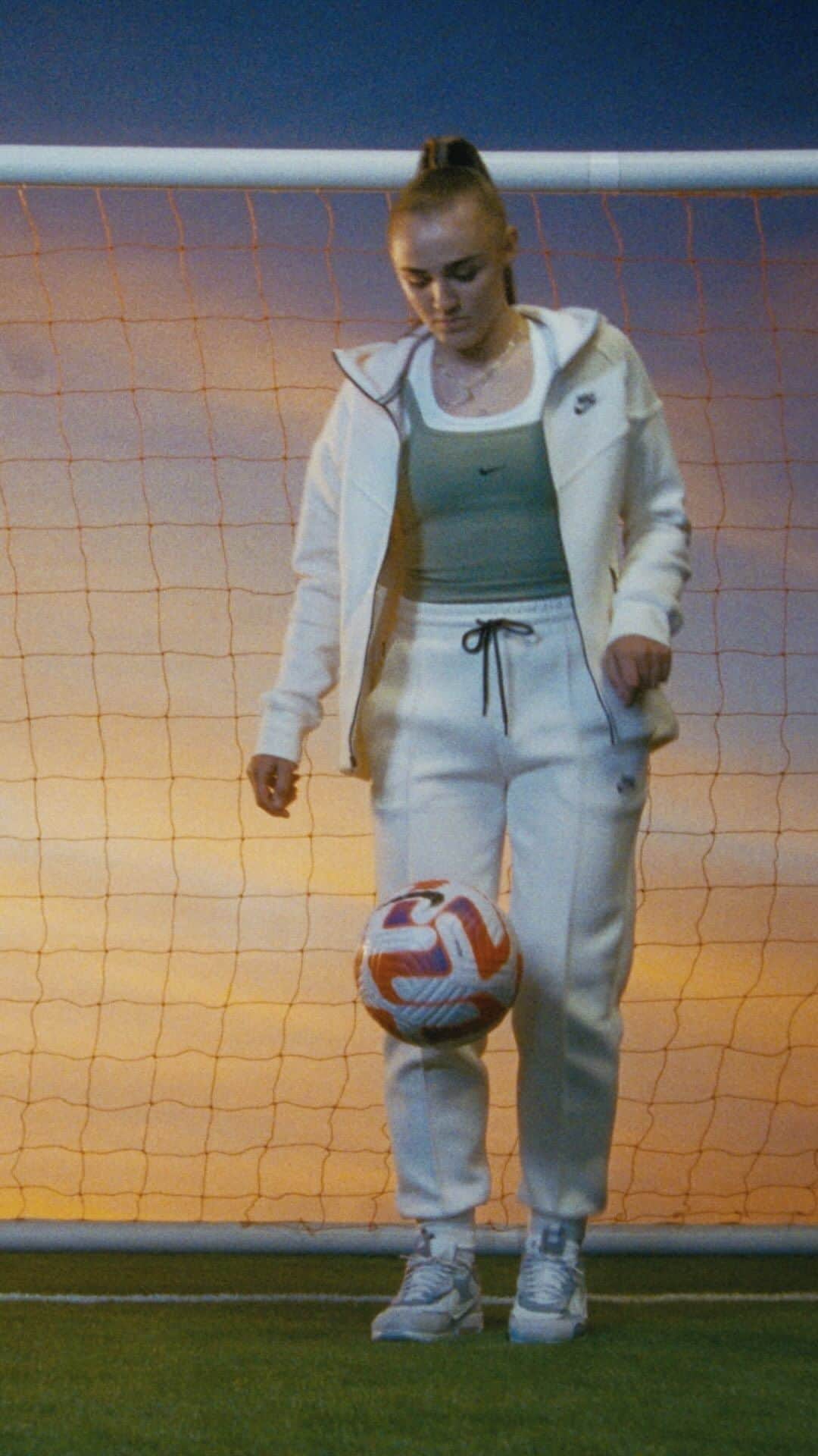 NIKEのインスタグラム：「On the street or on the pitch, watch out for @stanwaygeorgia with a ball at her feet. She might make you look silly just for the fun of it 😁 This is #NikeTech 🦁 Shop the new collection now.」