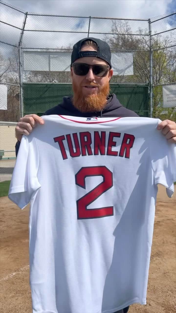 ジャスティン・ターナーのインスタグラム：「🚨 GIVEAWAY ALERT 🚨   I’ve partnered with Kaenon on another incredible giveaway!   One lucky winner will receive a signed Justin Turner Red Sox jersey and two pairs of Kaenon sunglasses.  All you have to do is head to the Link in my bio to enter.」