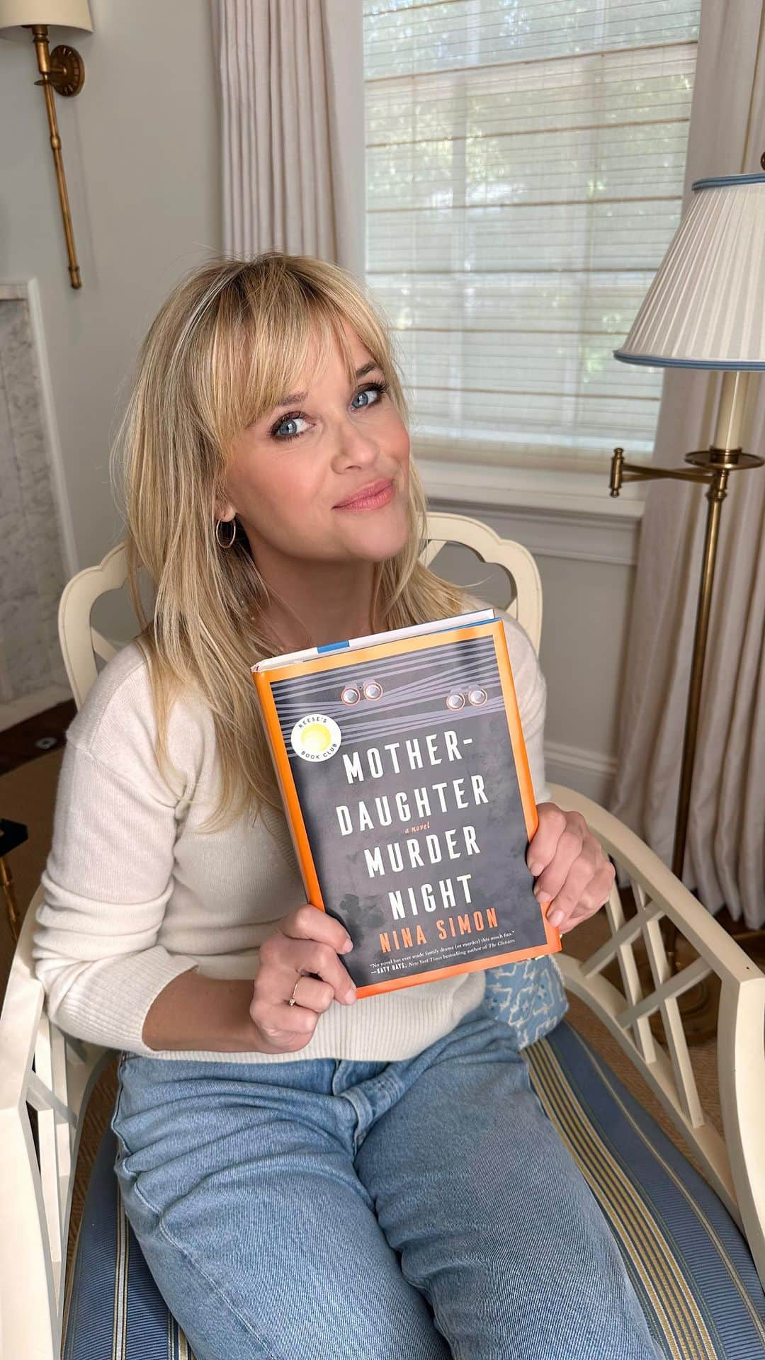 リース・ウィザースプーンのインスタグラム：「Our September #ReesesBookClub Pick is #MotherDaughterMurderNight by @NinaKSimon! This fun and gripping whodunit follows a grandmother-mother-daughter trio as they try to solve a murder in their coastal town 🕵️‍♀️  I can’t wait to hear what you think about this cozy mystery—join us at @ReesesBookClub to discuss all month long! 📖✨」