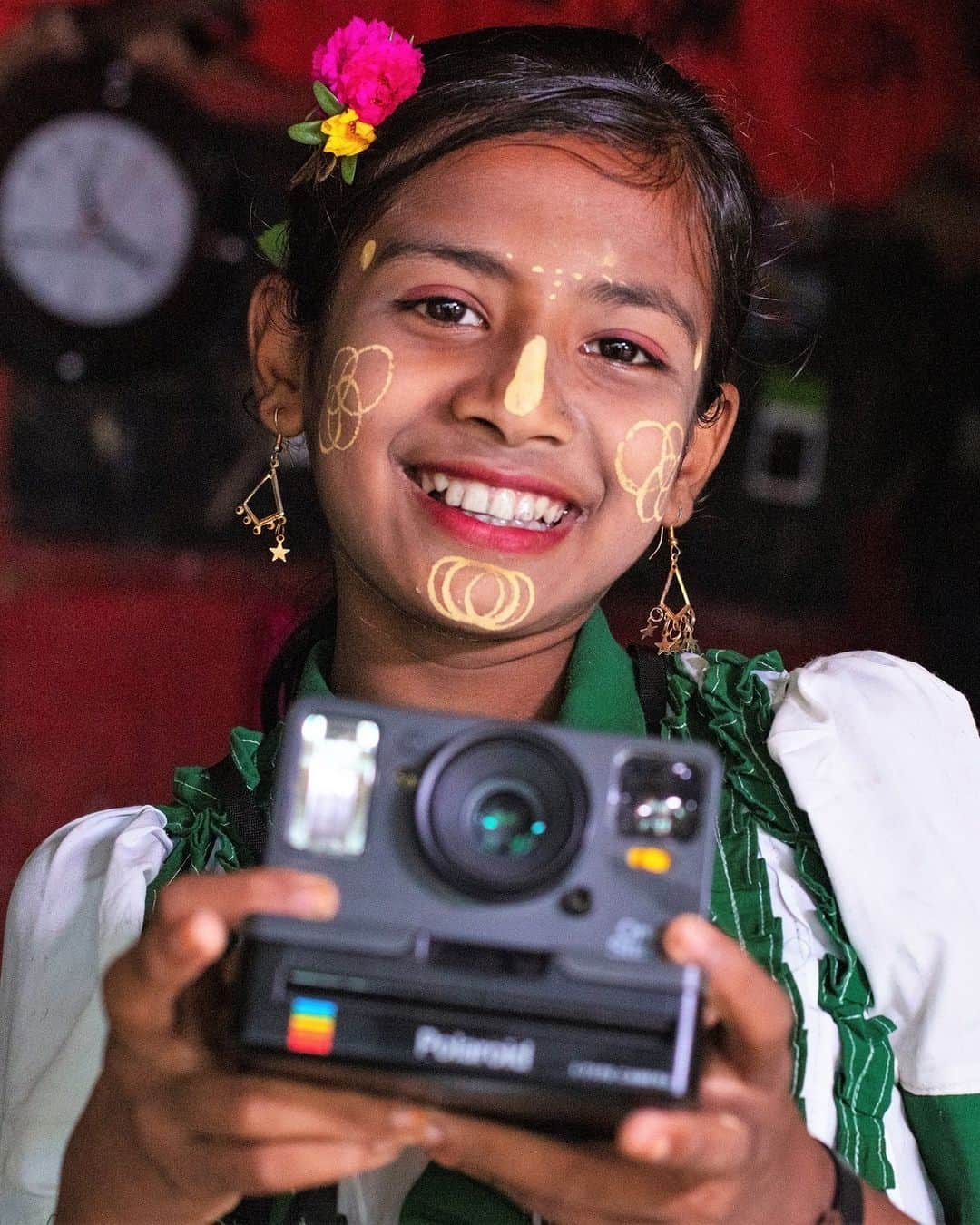unicefのインスタグラム：「🎥 Roll camera 🎬 Action  These young refugees are sharing their stories through short films. They were trained during a UNICEF-supported workshop in Cox's Bazaar, Bangladesh.  As the Rohingya crisis enters its sixth year, UNICEF continues to support children's needs.  © UNICEF/Mawa」