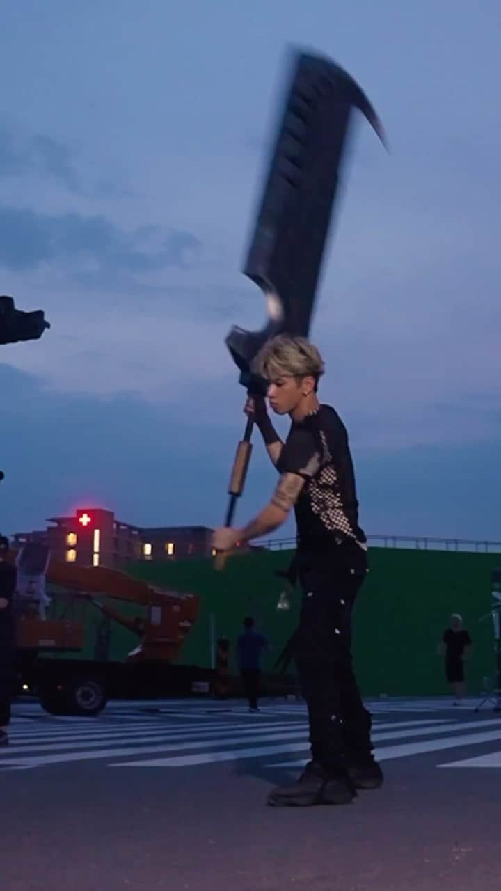 Fueled By Ramenのインスタグラム：「Get an exclusive behind-the-scenes look at the @ONEOKROCKofficial × @MH_Now_En “Make It Out Alive” music video! 🎥 Have you seen the video yet?  Let us know in the comments! 🗡️ 🐉」