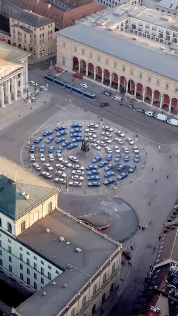 BMWのインスタグラム：「Taking over our hometown in our home colours 💙🤍 #NeueKlasse #IAA23 #THEVisionNeueKlasse #TheNeueNew」