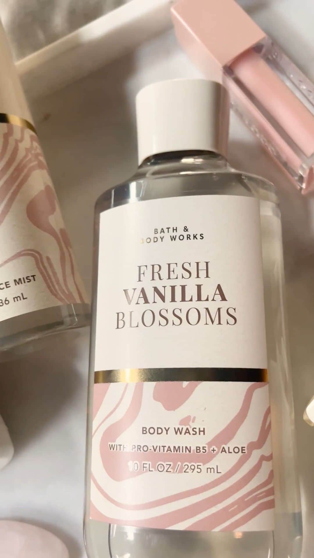 Bath & Body Worksのインスタグラム：「Being cozy never smelled so good! ✨​  Get wrapped up in two NEW vanilla fragrances ​ 🌸🍨Fresh Vanilla Blossoms ​ 🥃🍨Cozy Vanilla Bourbon」