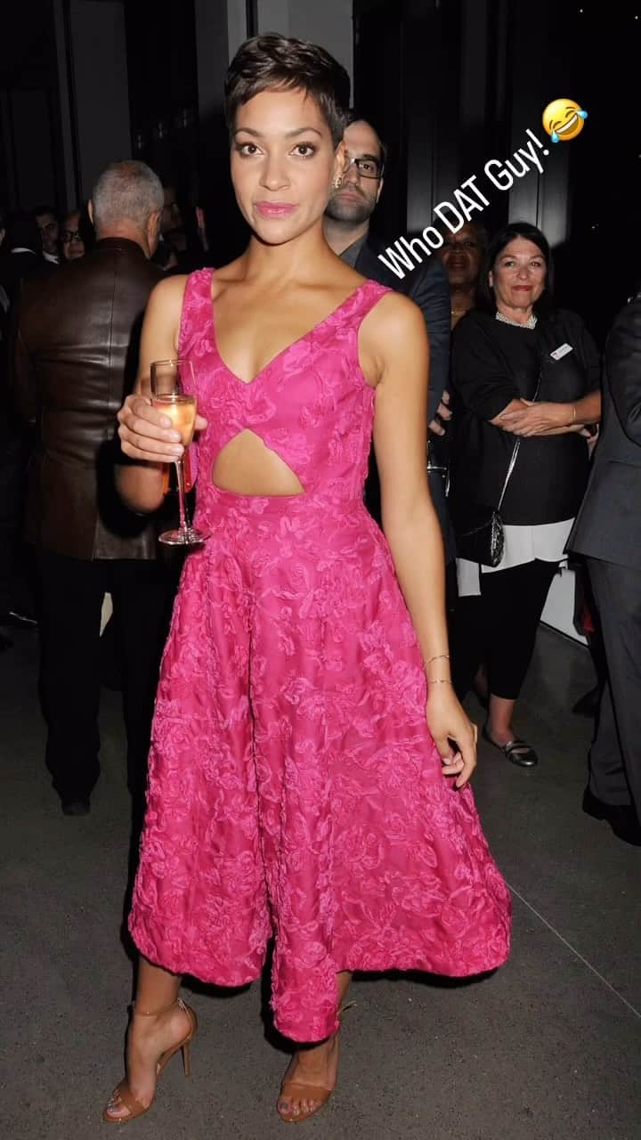クーシュ・ジャンボのインスタグラム：「When a past memory pops up and you realise that the security guy was keeping a hot eye on those borrowed diamonds the whole time!! 😂   The good old days in NYC! @godslovenyc amazing charity ❤️ @michaelkors amazing designer 👨‍🎨」