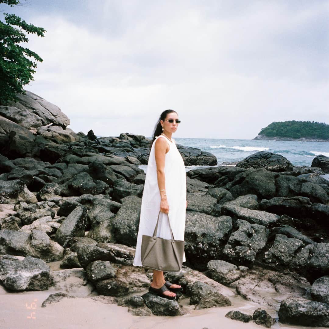 トゥミのインスタグラム：「Inspired by the shores of East Hampton’s Georgica Beach, the Georgica collection features effortless silhouettes that are ready for sandy strolls and beachside brunches alike.  #TUMIGeorgica」