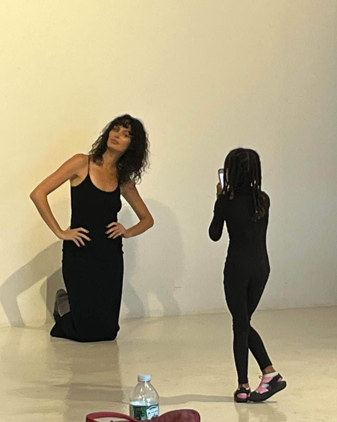 ニコール・トルンフィオさんのインスタグラム写真 - (ニコール・トルンフィオInstagram)「Me and my mini photographer 👯‍♀️ both wearing @bumpsuit 🖤 ( on set with @chaneliman for our new #bumpsuiticons campaign that dropped today ❤️‍🔥❤️‍🔥❤️‍🔥) I love bringing my babies to work with me 😍」9月6日 1時12分 - nictrunfio