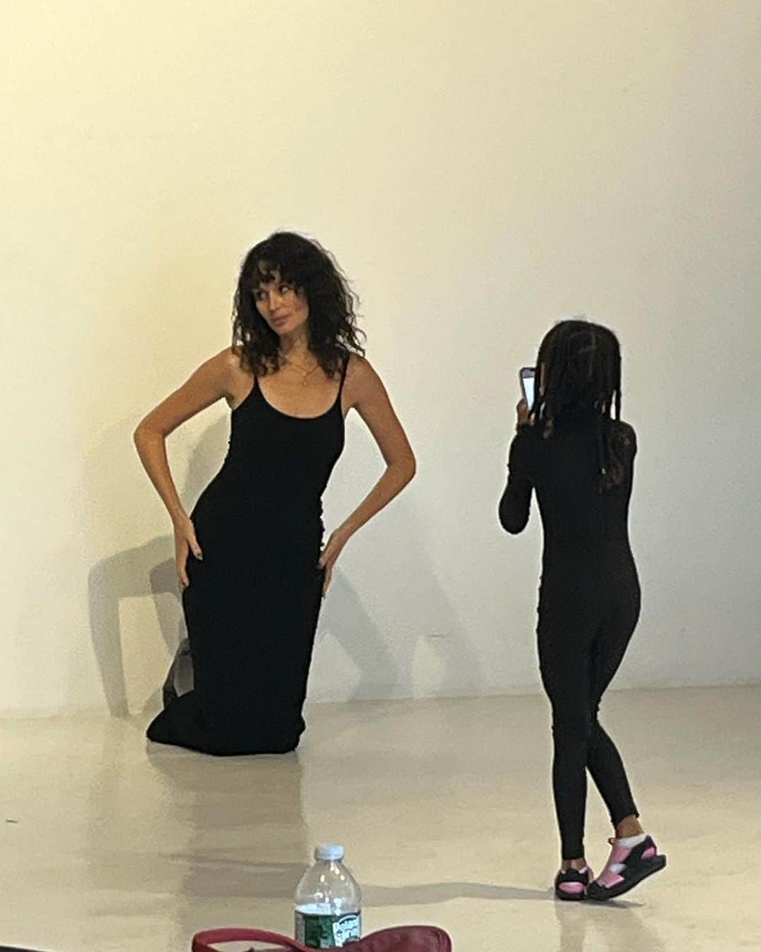 ニコール・トルンフィオさんのインスタグラム写真 - (ニコール・トルンフィオInstagram)「Me and my mini photographer 👯‍♀️ both wearing @bumpsuit 🖤 ( on set with @chaneliman for our new #bumpsuiticons campaign that dropped today ❤️‍🔥❤️‍🔥❤️‍🔥) I love bringing my babies to work with me 😍」9月6日 1時12分 - nictrunfio