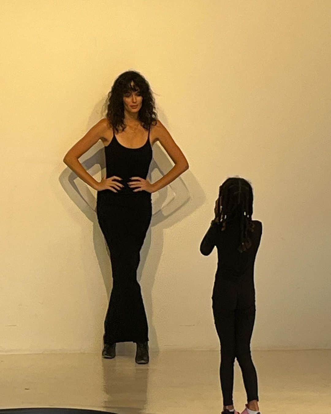 ニコール・トルンフィオさんのインスタグラム写真 - (ニコール・トルンフィオInstagram)「Me and my mini photographer 👯‍♀️ both wearing @bumpsuit 🖤 ( on set with @chaneliman for our new #bumpsuiticons campaign that dropped today ❤️‍🔥❤️‍🔥❤️‍🔥) I love bringing my babies to work with me 😍」9月6日 1時12分 - nictrunfio