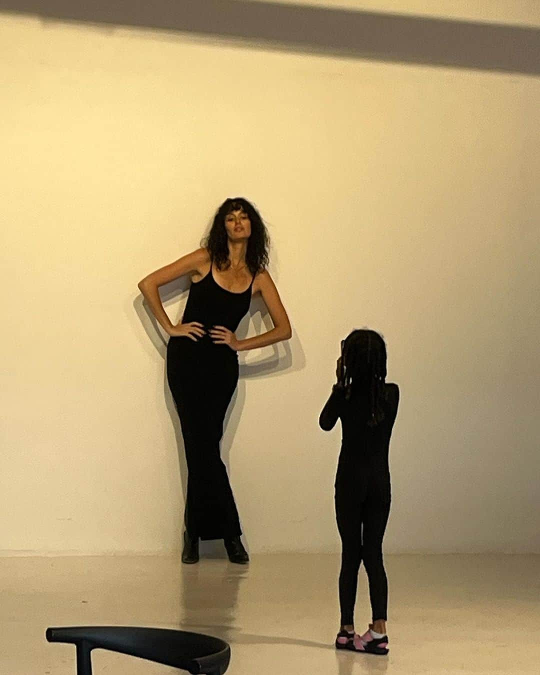 ニコール・トルンフィオさんのインスタグラム写真 - (ニコール・トルンフィオInstagram)「Me and my mini photographer 👯‍♀️ both wearing @bumpsuit 🖤 ( on set with @chaneliman for our new #bumpsuiticons campaign that dropped today ❤️‍🔥❤️‍🔥❤️‍🔥) I love bringing my babies to work with me 😍」9月6日 1時12分 - nictrunfio