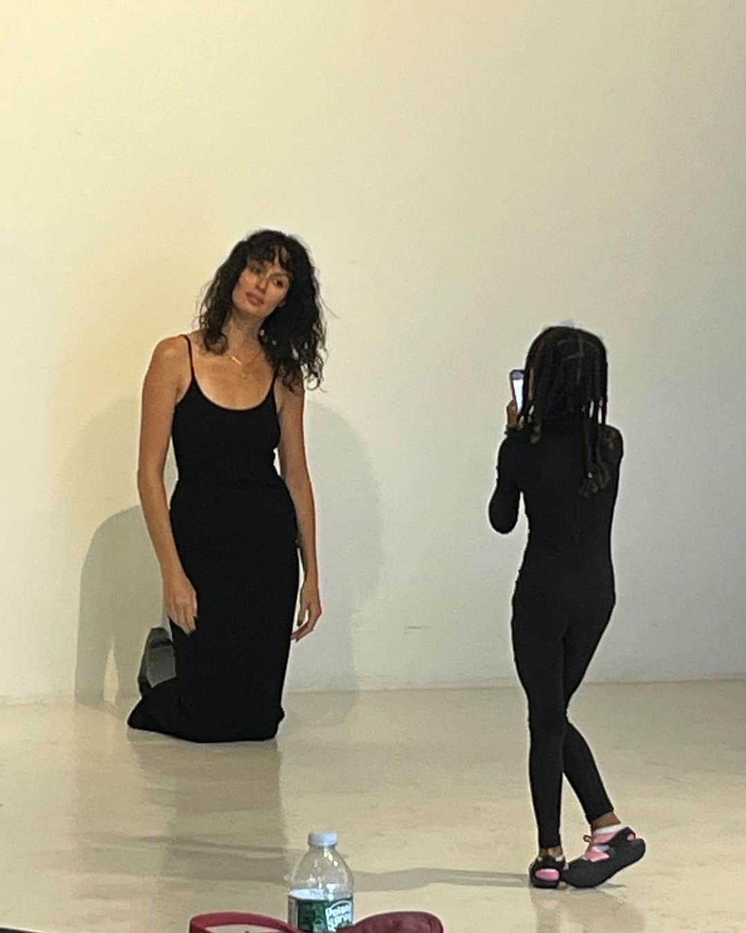 ニコール・トルンフィオのインスタグラム：「Me and my mini photographer 👯‍♀️ both wearing @bumpsuit 🖤 ( on set with @chaneliman for our new #bumpsuiticons campaign that dropped today ❤️‍🔥❤️‍🔥❤️‍🔥) I love bringing my babies to work with me 😍」