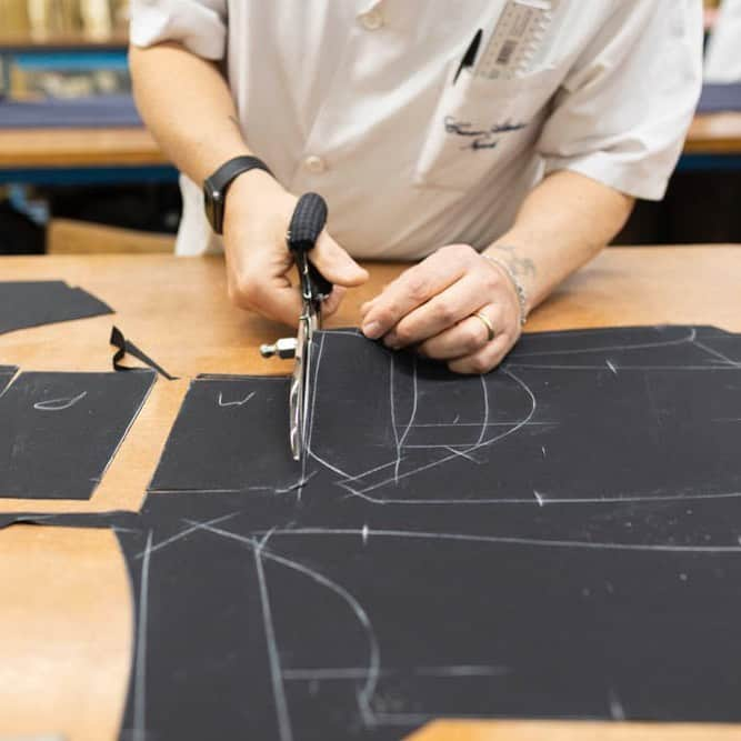 チェザーレ アットリーニのインスタグラム：「The last working moments of the day: we are in the cutting room. Here, after that, with the aid of chalk, the lines of the jacket are drawn out, we then move on to the delicate cutting stage.  Find out more about our #knowhow on our web site www.cesareattolini.com . . . #CesareAttolini #CesareAttoliniNapoli #TimelessElegance #Attolini #SartoriaAttolini #handmade  #bespoke #sartoria」