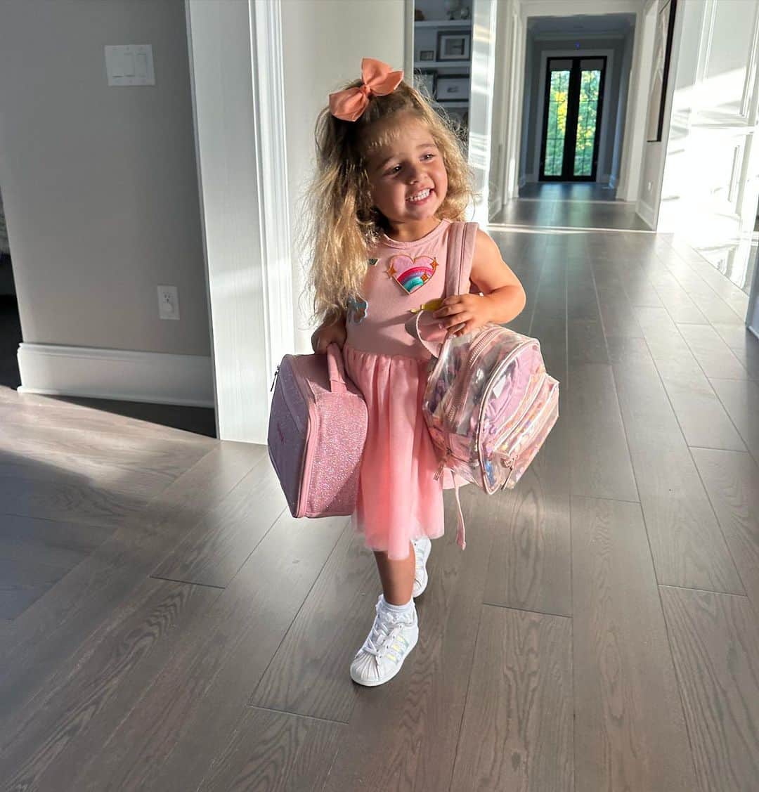 ジュゼッペ・ロッシのインスタグラム：「My little girl is off to her first day of school!!! I’m not crying, you are 🥲🥲 💞💞💞」