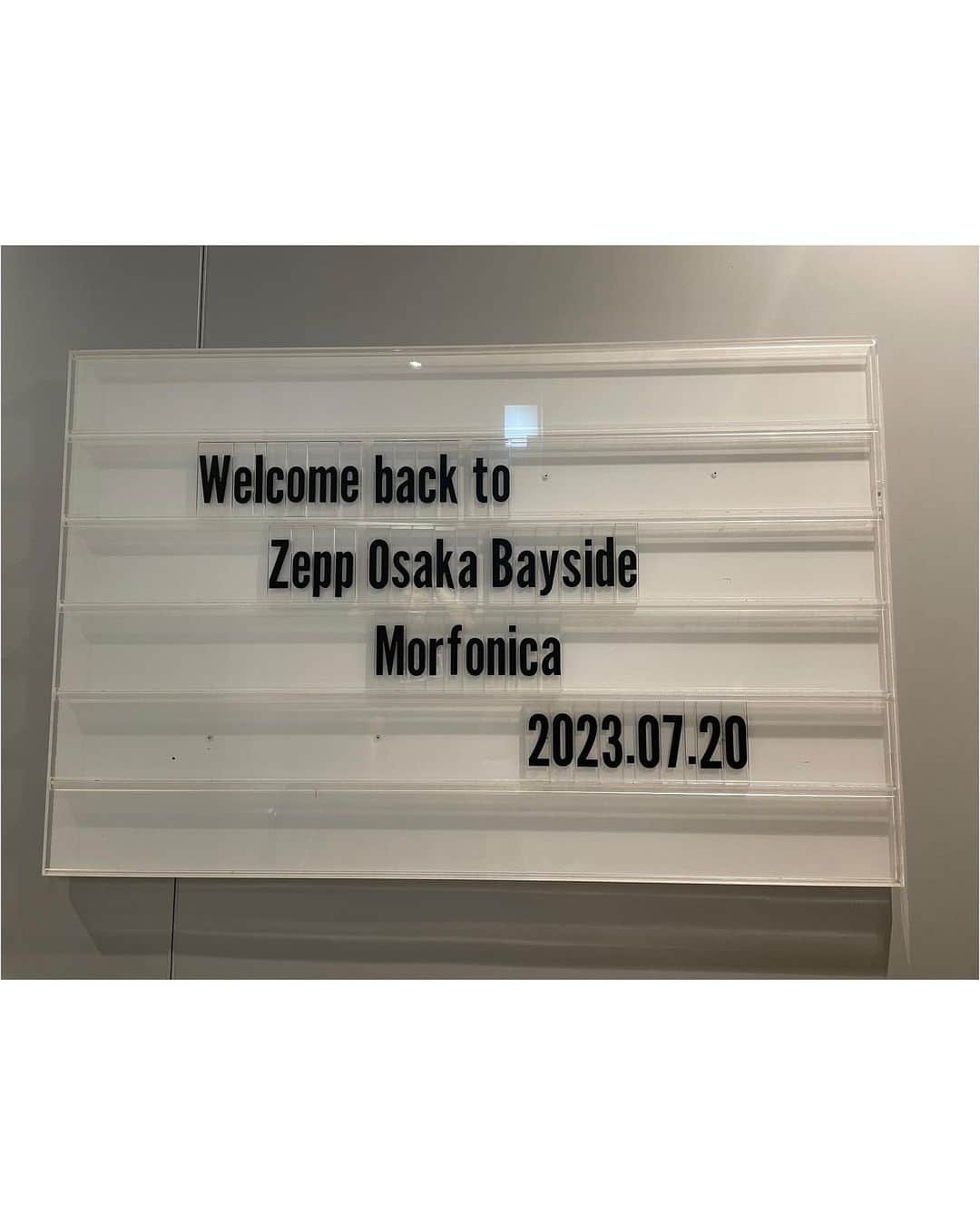 直田姫奈さんのインスタグラム写真 - (直田姫奈Instagram)「🦋Morfonica ZEPP TOUR 2023「forte」大阪公演🦋  ありがとうございました！  書いた下書き全部消えたので、またゼロから書き直します！ 明日は名古屋公演なので、その待ち時間とかに見てくれて、テンション上げてくれたらいいなと思いながら書いてます…🥹  モニカ単独初の声出しライブ！ 本当に念願で、ようやく叶いました！！ 長かったなぁ〜  デビューしたときには考えられなかった景色が見れました。 みんなのおかげですね。 ありがとうございます。  ライブ中のコーレスもなんだけど、私的にはMCで色んな声が返ってくるのが本当に嬉しいなって。 もちろん拍手も暖かくて嬉しかった！ でも声っていろんな気持ちが伝えられるから… Morfonicaでーす！って言ったらお出迎えしてくれるみんなの声があるのが、3年前は当たり前だったけど、今は特別なものに感じます。  モニカとしても「声出しライブ」ということをめちゃくちゃ意識していろいろ考えました！ 朗読もモニカらしさはあったと思うんだけど、やっぱりキャラクターたちも成長してるから、そのキャラクターたちの成長した等身大の姿を見てほしくて、ずーーーっとキャラでMCがしたいってメンバーみんなで言ってて、ようやく叶いました✨ これも嬉しいことだった！ また新たなモニカが見せれたらなって思っているのだけど、大阪公演はどうだったかな？？  やっぱ「変わりたい」って思って始まったバンドだから変わったこと、成長したことはキャラを演じる身としては表現してあげたい大事なところです。  でももっといけるなーって思った！ ツアーのいいところは、さらにブラッシュアップできるところですね！！ 声出しライブを私たちはまだまだ模索してる段階だったけどもっと攻めれる！もっとforteできる！と思った！ それが名古屋で発揮できるといいなぁ💭 なんか、モニカのキャラ5人と、演者5人と、バンドリーマーのみなさんと作り上げていってるライブって感じがして楽しいな❤️‍🔥  大阪は大阪でしかできないライブだった！！ これは間違いない！！！ 名古屋は名古屋だけの最高のライブにするから楽しみにしててね！！  まずは、大阪に来てくださった皆さん、本当にありがとう❤️‍🔥❤️‍🔥❤️‍🔥  思ったこと箇条書きのように書き連ねてしまったので、文がぐちゃぐちゃかもですが、伝われ〜この想い！！笑 伝わった？そっか、ありがとう🥴  P.S. お花をくれた人たちへ🌸 お礼を言うのが本当に遅くなってごめんね。 めちゃくちゃ嬉しかったです！ 嬉しくてすれ違うスタッフさんに自慢してました。 「うちの透子と私を応援してくれる人たちってみんなセンスいいんですよね〜」って 楽屋花のいいところはいつでも見れることですね！ 楽屋花は見守ってくれる感じでそっと応援して安心する😌 スタンドフラワー？ってやつは応援団長だよね！ パワーーーー💪🏻って感じで元気出る！ 本当に素敵なお花をありがとう🤍 あ、そうだ。お花めっちゃ欲しい！って固執してる訳じゃないけど、いただいたらそれはそれは嬉しいもので…だから書いてますし、写真撮ってます。(過去に載せてないのもあると思うのですが、写真で私の思い出になってます🌷ありがとうね) でも、みなさん無理のない範囲で大丈夫ですからね！ ライブに来てくれるだけで嬉しいから！！ でもまじでサンキューーーー！！！  おやすみ🍊🍊」9月6日 1時18分 - hinahinyan_official