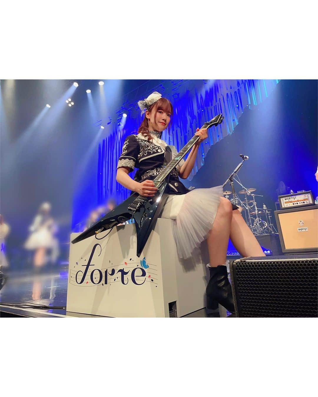 直田姫奈のインスタグラム：「🦋Morfonica ZEPP TOUR 2023「forte」大阪公演🦋  ありがとうございました！  書いた下書き全部消えたので、またゼロから書き直します！ 明日は名古屋公演なので、その待ち時間とかに見てくれて、テンション上げてくれたらいいなと思いながら書いてます…🥹  モニカ単独初の声出しライブ！ 本当に念願で、ようやく叶いました！！ 長かったなぁ〜  デビューしたときには考えられなかった景色が見れました。 みんなのおかげですね。 ありがとうございます。  ライブ中のコーレスもなんだけど、私的にはMCで色んな声が返ってくるのが本当に嬉しいなって。 もちろん拍手も暖かくて嬉しかった！ でも声っていろんな気持ちが伝えられるから… Morfonicaでーす！って言ったらお出迎えしてくれるみんなの声があるのが、3年前は当たり前だったけど、今は特別なものに感じます。  モニカとしても「声出しライブ」ということをめちゃくちゃ意識していろいろ考えました！ 朗読もモニカらしさはあったと思うんだけど、やっぱりキャラクターたちも成長してるから、そのキャラクターたちの成長した等身大の姿を見てほしくて、ずーーーっとキャラでMCがしたいってメンバーみんなで言ってて、ようやく叶いました✨ これも嬉しいことだった！ また新たなモニカが見せれたらなって思っているのだけど、大阪公演はどうだったかな？？  やっぱ「変わりたい」って思って始まったバンドだから変わったこと、成長したことはキャラを演じる身としては表現してあげたい大事なところです。  でももっといけるなーって思った！ ツアーのいいところは、さらにブラッシュアップできるところですね！！ 声出しライブを私たちはまだまだ模索してる段階だったけどもっと攻めれる！もっとforteできる！と思った！ それが名古屋で発揮できるといいなぁ💭 なんか、モニカのキャラ5人と、演者5人と、バンドリーマーのみなさんと作り上げていってるライブって感じがして楽しいな❤️‍🔥  大阪は大阪でしかできないライブだった！！ これは間違いない！！！ 名古屋は名古屋だけの最高のライブにするから楽しみにしててね！！  まずは、大阪に来てくださった皆さん、本当にありがとう❤️‍🔥❤️‍🔥❤️‍🔥  思ったこと箇条書きのように書き連ねてしまったので、文がぐちゃぐちゃかもですが、伝われ〜この想い！！笑 伝わった？そっか、ありがとう🥴  P.S. お花をくれた人たちへ🌸 お礼を言うのが本当に遅くなってごめんね。 めちゃくちゃ嬉しかったです！ 嬉しくてすれ違うスタッフさんに自慢してました。 「うちの透子と私を応援してくれる人たちってみんなセンスいいんですよね〜」って 楽屋花のいいところはいつでも見れることですね！ 楽屋花は見守ってくれる感じでそっと応援して安心する😌 スタンドフラワー？ってやつは応援団長だよね！ パワーーーー💪🏻って感じで元気出る！ 本当に素敵なお花をありがとう🤍 あ、そうだ。お花めっちゃ欲しい！って固執してる訳じゃないけど、いただいたらそれはそれは嬉しいもので…だから書いてますし、写真撮ってます。(過去に載せてないのもあると思うのですが、写真で私の思い出になってます🌷ありがとうね) でも、みなさん無理のない範囲で大丈夫ですからね！ ライブに来てくれるだけで嬉しいから！！ でもまじでサンキューーーー！！！  おやすみ🍊🍊」