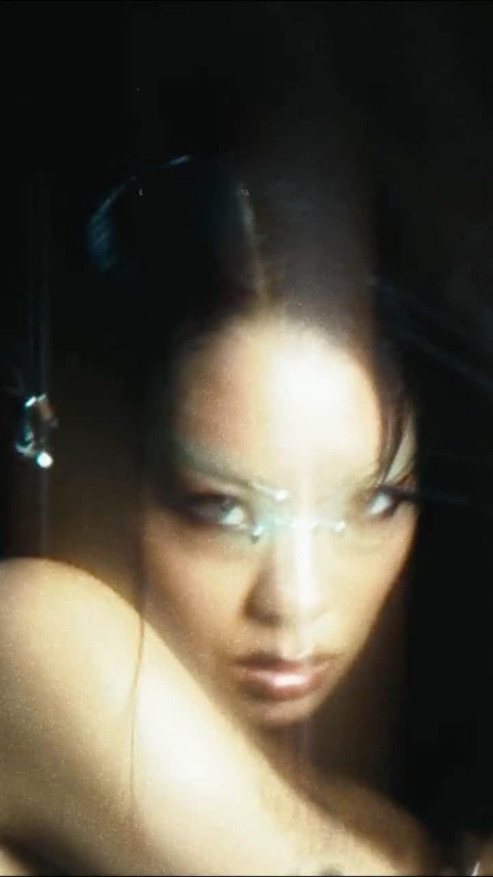 リナ・サワヤマのインスタグラム：「“Frankenstein (Reloaded Visualiser)” from the Hold The Girl: Reloaded tour is live now 😈」