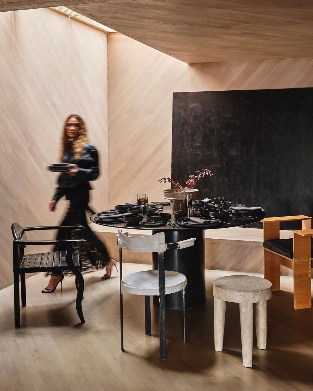 ケリーウェアスラーのインスタグラム：「SCULPTURAL DIALOGUE When it comes to entertaining, I like to create a multi-sensory experience, beginning with the art of setting the table by crafting a tablescape that is not only visually compelling but also stimulates all the senses through a harmonious interplay of contrasting hues, rich textures, and a captivating range of proportions. My team and I designed the Dune collection with this in mind and how the pieces would enhance this experience with their dual-toned essence, and the corrugated motif that is repeated throughout the collection, allowing for harmonious juxtaposition across an array of forms. Available on kellywearstler.com XK」