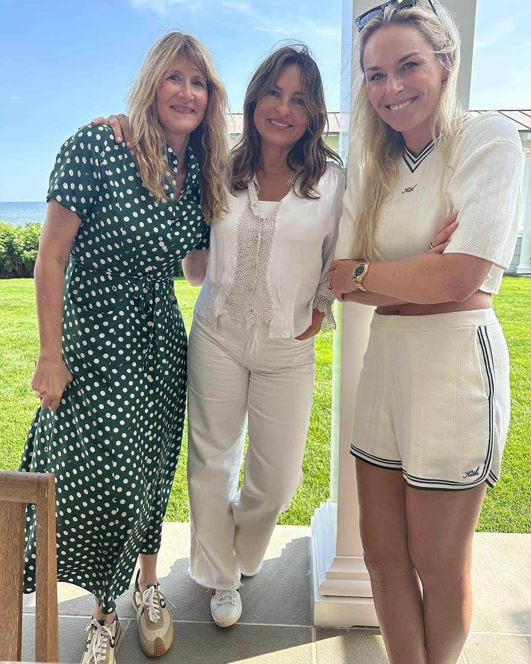 リンゼイ・ボンのインスタグラム：「They say never meet your idols… I’m here to confirm that’s a load of bs. ❤️ u guys @therealmariskahargitay @lauradern   📸 @amygriffin」