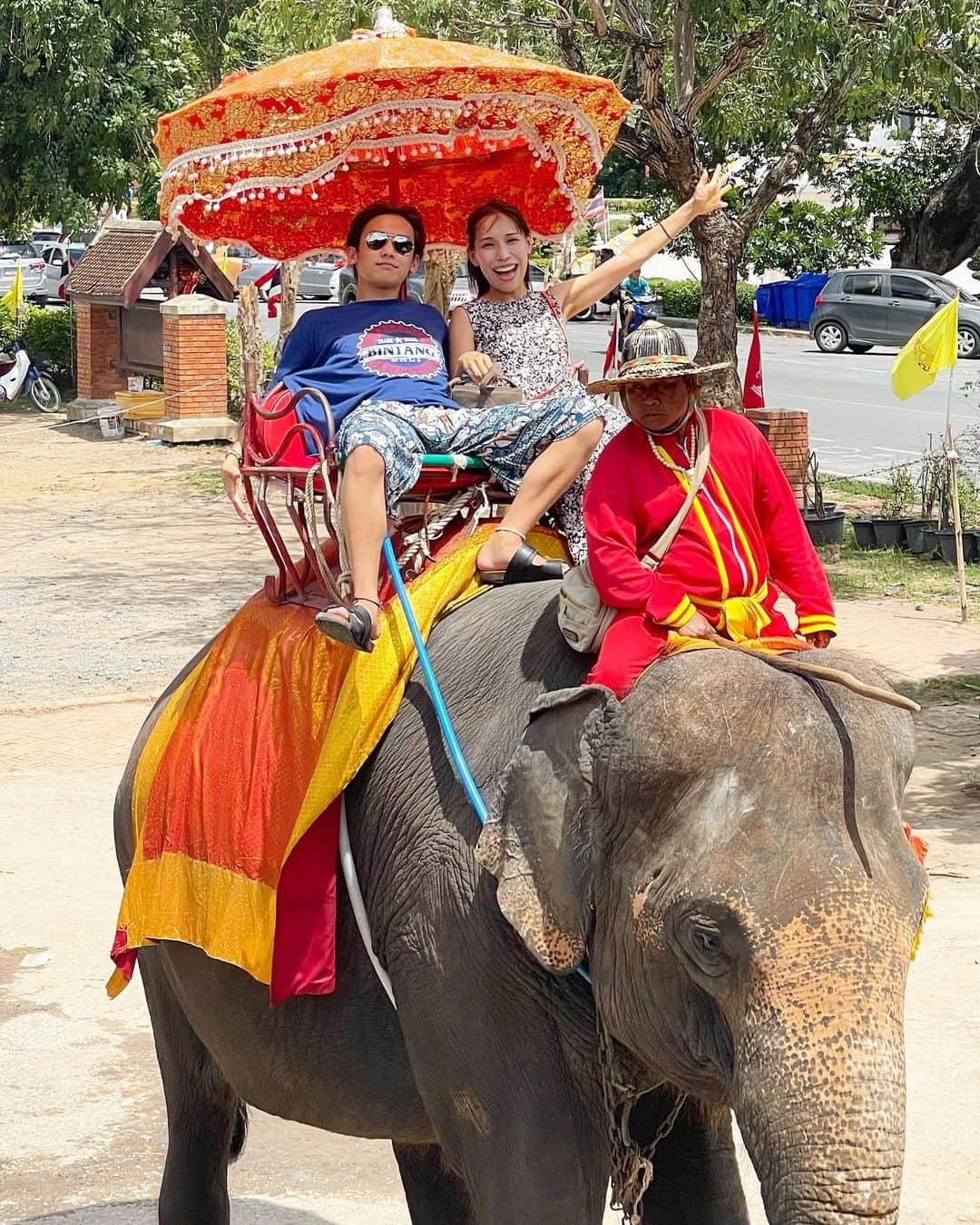 みきママさんのインスタグラム写真 - (みきママInstagram)「【タイにやってきました〜！！③】  ずっと前からエプロンを作りたくてね、タイの工場にやってきました〜‼️  3日目は、はる兄「タイの歴史を学んできたから、アユタヤに行って寺5つ行こうぜ！」毎日ハードすぎるだろ。  そして、寺に行って、ここはどこ？って聞いたら、はる兄「タイのことを何も知らないで旅行に来るなんて、帰れ。」ってさ。  そこで、私「教えてよー」って言ったら、自分で学べって。  タイのごはんはね、朝から外食する人が多くてね、何食べてもめちゃくちゃ美味し〜🤤🤤🤤ほんのり甘くてさ、スパイシーで、元気でる〜✨✨✨  夜、ヘトヘトで帰ってきたら、  はる兄「明日は5時半に起きて出かけるからね。」ってさ。  お前さんの旅行はハードすぎる😵‍💫😵‍💫😵‍💫  #みきママ　#タイ　#バンコク　#アユタヤ #タイ旅行　#thailand #travel #travelphotography #bangkok #ayutaya」9月6日 1時40分 - mikimama_official