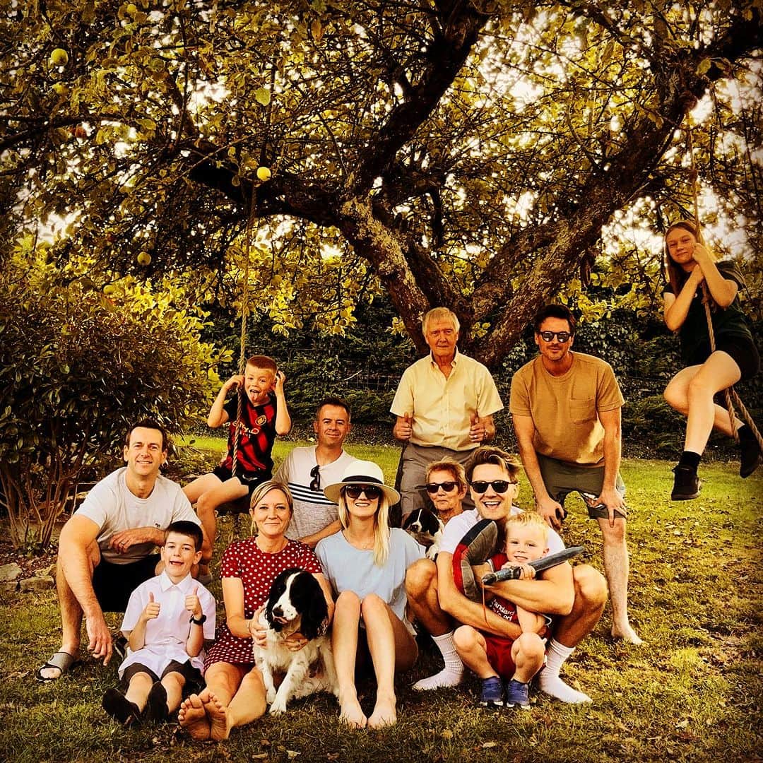 オリバー・キエラン・ジョーンズのインスタグラム：「FAMILY ✨ #family #family #familyfirst #familyphotography #summer #garden #uk」