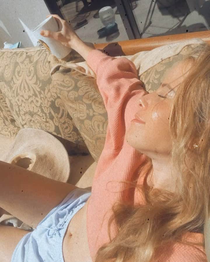 タラ・リピンスキーのインスタグラム：「EPISODE 3 is out. 💕 And these were our corresponding life snapshots at that time.  JUNE 2020 (wow, so strange to scroll back)   1- Didn’t even know I was pregnant for the first time. But I was. 2- Ran to show Todd my first ever pregnancy test I took.  3- Confirmation because I needed the YES 4- Todd joking we had a bun in the oven 🍞  5- Covid cookies- my attempt at a Levain. IYKYK 6- Snapping my first pic pregnant. I remember saying I should document this. 7- Taking care of my sick DUBBY. But still the happiest tripod ever. 🐶 8- SOUND on. The soundtrack of everyone’s life during that time of Covid. 9- Puzzles - what the hell else was there to do 🧩 10- My first scan where everything was looking ok. 🥹   #infertility #miscarriage #ivf #pregnancy」