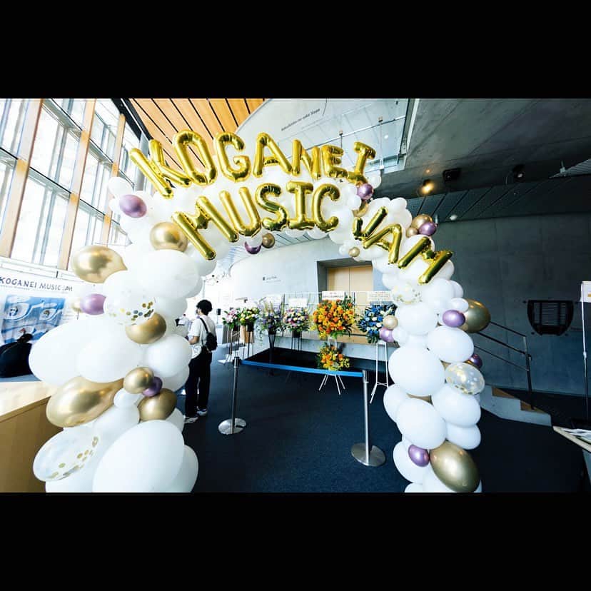のインスタグラム：「🎈エントランスにはバルーンのアーチ🎈 『KOGANEI MUSIC JAM』への入り口はこんなにもゴージャズに♫  風船の色味や雰囲気についてもアレコレと僕のコダワリを細かく具現化してくださり感激( ；∀；) 嬉しくワクワクと想像しながら、、、前日の仕込み日に完成形をこの目で見れた時には感動で♫  他、ライブステージ上にも登場したバルーン数々。 クライマックスのクラッカーバルーン！！！ 遊び心を掻き立てられる"バルーン"はやはり最高デス。お祝い事には欠かせない！  バルーンのことなら @balloonshopcosmic さん 本当にありがとうございました！！！  実は、2012年のピアノマンデビューライブの時にも2nd Stageでバルーン持って登場しましたが、、、この時も同様にコズミックさんからのバルーン。 とっても可愛く愉快なバルーン達・・・これが11年後のココに繋がっていくとは、僕もびっくりです！！！  #バルーンショップコズミック  【7/2開催 KOGANEI MUSIC JAMのこと】  Photo by dorlis Photo by Akane(5&6)」