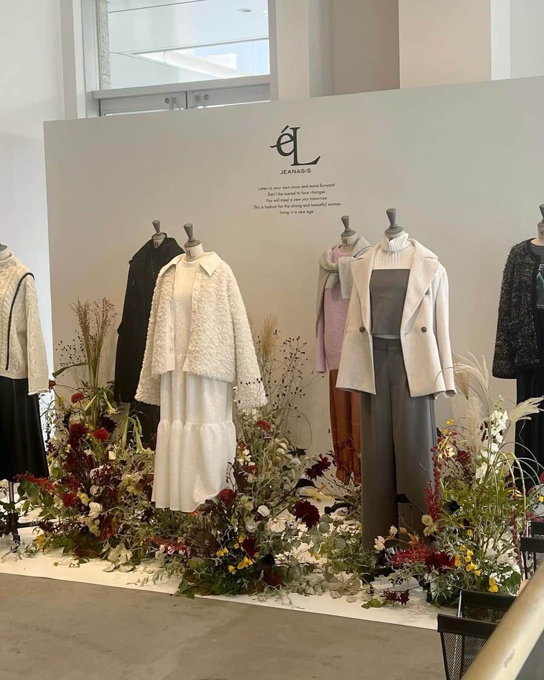 古屋美咲さんのインスタグラム写真 - (古屋美咲Instagram)「8/23(wed)〜8/25(fri) eL 2023  Autumn&Winter Exhibition  初めて外部で行った展示会🏢  eLを知ってもらえる機会にしたいなと思い行ったのですが、想定よりも多くの方にご来場&嬉しいお言葉をたくさんいただきとても嬉しかったです🌳 (久しぶりに会う友達もいて嬉しかったな🫶🏻)  ご来場いただいた皆さま、ご協力いただいた皆さま… 改めてありがとうございました！ &引き続きeLをよろしくお願いいたします🦢  主にこの2〜3ヶ月展示会の事ばかり考えていたので、正直まだ終わった実感がないのですが 笑 、また近々新たな方々に出会える機会を予定しているのでそこに向けて走り始めています🏃🏻‍♀️🏃🏻‍♀️(またお知らせします！お楽しみに！)  ======== 1〜3枚目:会場の様子 4枚目:たくさん助けてもらったPRチーム(遠藤さんは念の為🙂笑) 5枚目:なんとデニムコンテンツにご出演していただいた細川芙美さんから…🥹！お気持ちと美味しさに感動 6〜7枚目:久しぶりのひな、ひとみん、ちーちゃん 8枚目:3日目の着用 9枚目:最終日は店長向け(武藤くんタグ付けできない🥲) 10枚目:実はかなり力を入れてたお土産のクッキー🍪 はるちゃん、まりあ助けてくれてありがとう🫶🏻」9月6日 1時54分 - furuyamisaki_