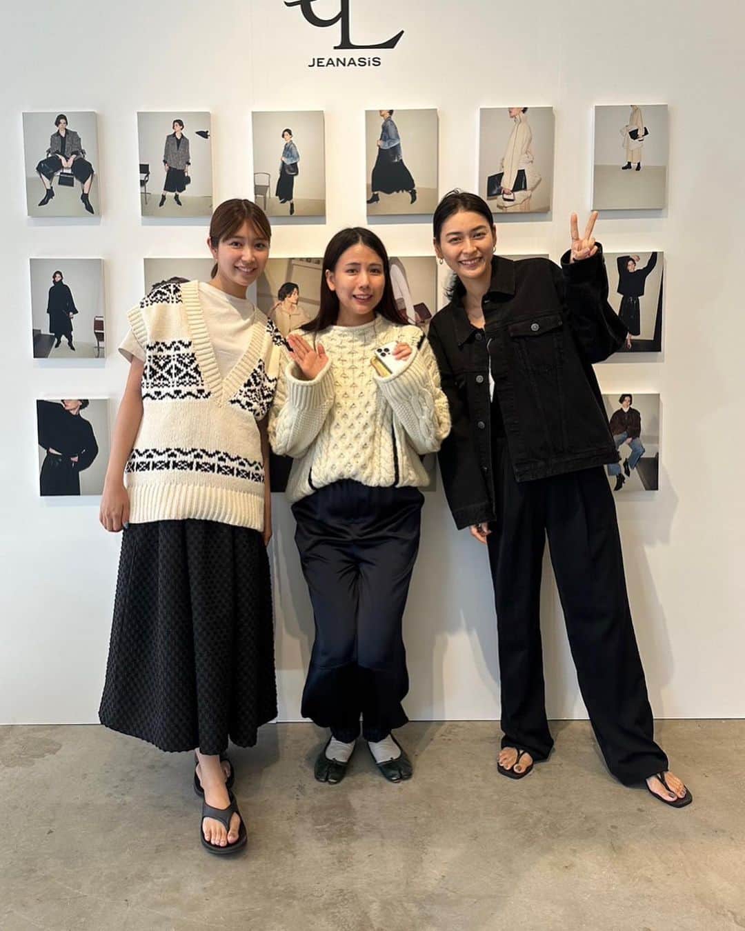 古屋美咲さんのインスタグラム写真 - (古屋美咲Instagram)「8/23(wed)〜8/25(fri) eL 2023  Autumn&Winter Exhibition  初めて外部で行った展示会🏢  eLを知ってもらえる機会にしたいなと思い行ったのですが、想定よりも多くの方にご来場&嬉しいお言葉をたくさんいただきとても嬉しかったです🌳 (久しぶりに会う友達もいて嬉しかったな🫶🏻)  ご来場いただいた皆さま、ご協力いただいた皆さま… 改めてありがとうございました！ &引き続きeLをよろしくお願いいたします🦢  主にこの2〜3ヶ月展示会の事ばかり考えていたので、正直まだ終わった実感がないのですが 笑 、また近々新たな方々に出会える機会を予定しているのでそこに向けて走り始めています🏃🏻‍♀️🏃🏻‍♀️(またお知らせします！お楽しみに！)  ======== 1〜3枚目:会場の様子 4枚目:たくさん助けてもらったPRチーム(遠藤さんは念の為🙂笑) 5枚目:なんとデニムコンテンツにご出演していただいた細川芙美さんから…🥹！お気持ちと美味しさに感動 6〜7枚目:久しぶりのひな、ひとみん、ちーちゃん 8枚目:3日目の着用 9枚目:最終日は店長向け(武藤くんタグ付けできない🥲) 10枚目:実はかなり力を入れてたお土産のクッキー🍪 はるちゃん、まりあ助けてくれてありがとう🫶🏻」9月6日 1時54分 - furuyamisaki_