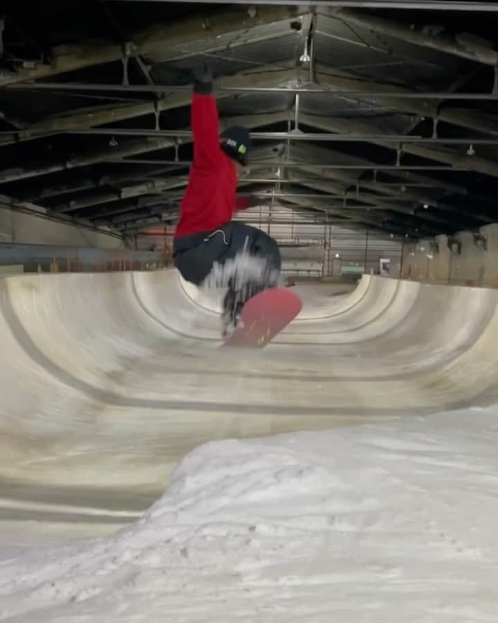 アナログクロージングのインスタグラム：「👑 @4kaishu in his element.   Swipe for all the action from Kaishu’s latest visit to Japan’s indoor halfpipe ➡️  #Burton  #Snowboarding」