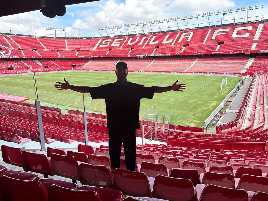 セルヒオ・ラモスのインスタグラム：「Sevillistas, nos vemos mañana a las 21:00h en el Ramón Sánchez-Pizjuán (apertura de puertas a las 20:15h).」