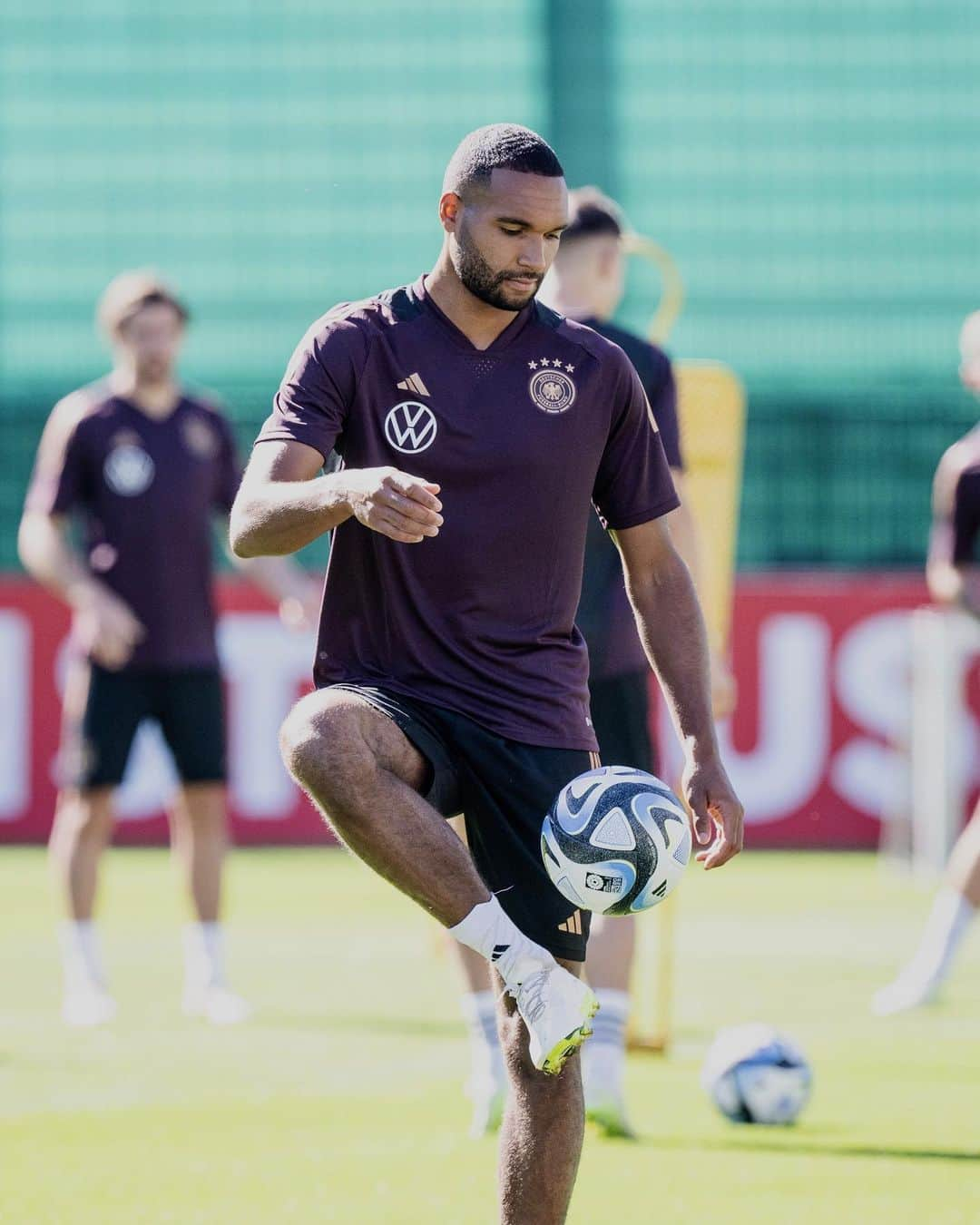 ヨナタン・ターのインスタグラム：「Fokus 💯⚽️ @dfb_team」