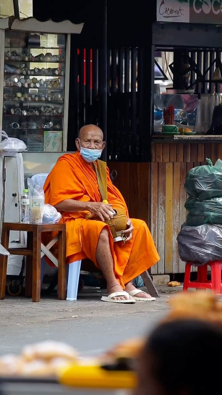 Shunsuke Miyatakeのインスタグラム：「Everyday life of a monk / Blessing people, praying for their life, teaching life lessons for them, seeking the meaning of life, discussing the purpose of life with young fellows, studying for whole life time, it's like the life of a scholar from my observation on a street of Phnom Penh.」