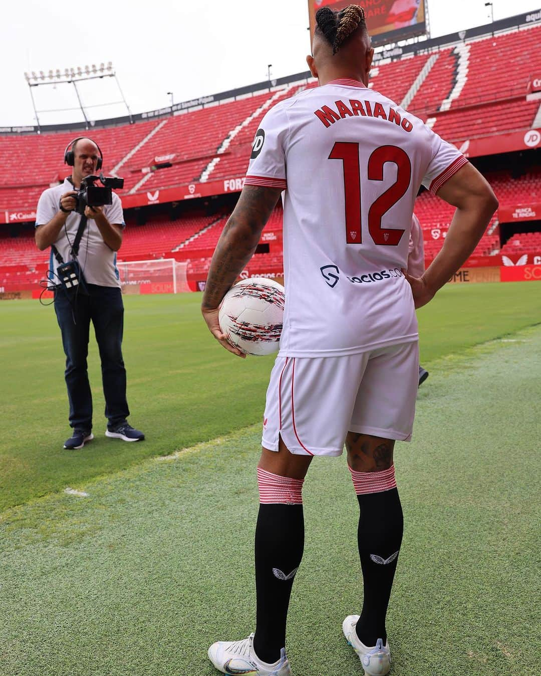 マリアーノ・ディアス・メヒアのインスタグラム：「Con la ilusión de un niño ❤️🤍   #WeAreSevilla #NuncaTeRindas」