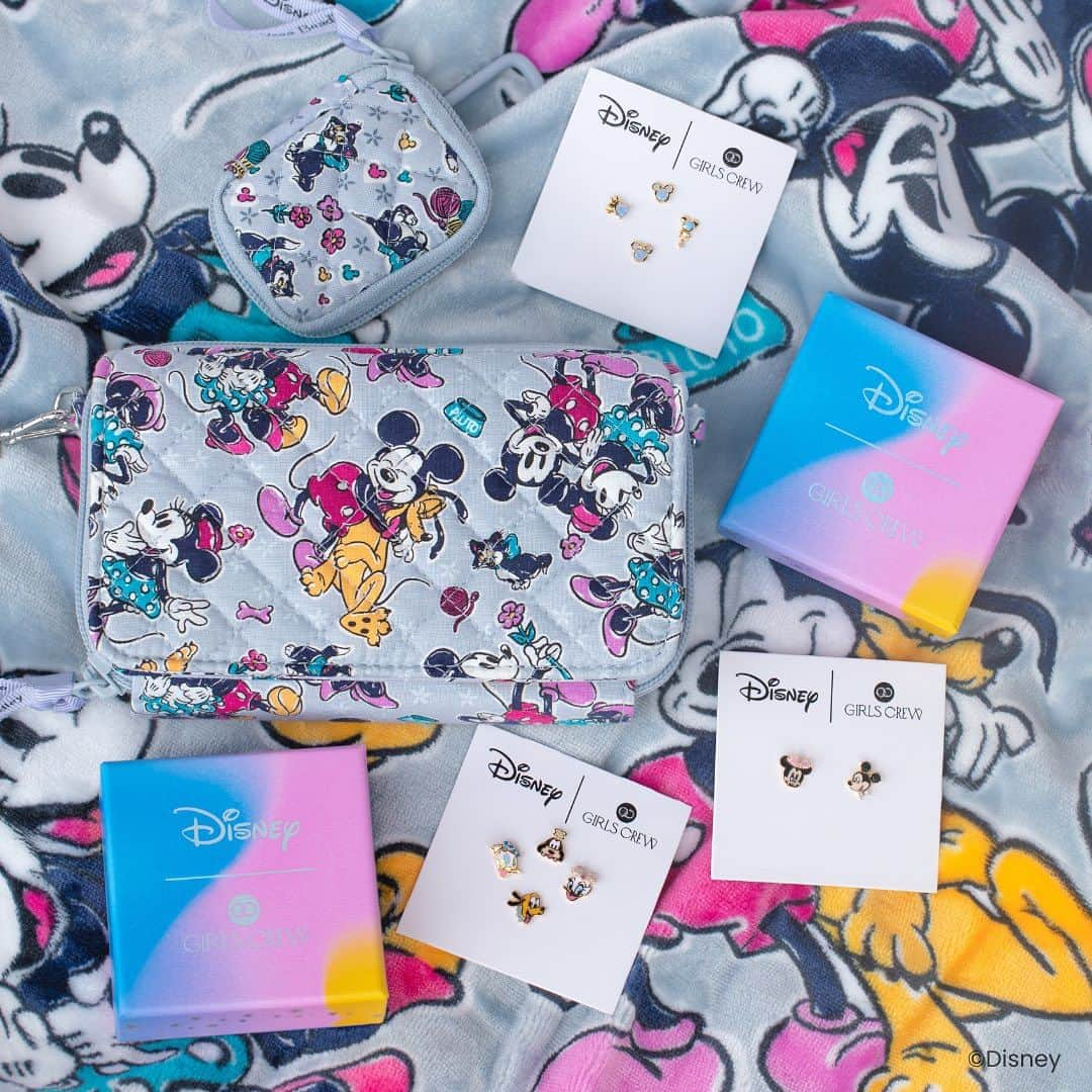 ヴェラブラッドリーさんのインスタグラム写真 - (ヴェラブラッドリーInstagram)「💞 Happily Ever Disney Sweepstakes💞 @shopgirlscrew and @verabradley have teamed up to make your Disney dreams come true!   2️⃣ lucky winners will win 3 enchanting accessories from the all new Disney | Girls Crew Collection, and 3 must-have items from Vera Bradley’s limited edition Disney Mickey & Pets Collection 😍  🏰 How to Enter: ✨ Follow BOTH @shopgirlscrew & @verabradley ✨ Like and Save this post  💖 Bonus Entries: ✨ Leave a 💖 on our two most recent posts!  Giveaway ends 09/10/2023 at 11:59 PM PST. Good luck! 😇  Please see link in Girls Crew’s profile for full terms and conditions  No purchase necessary. Must be 18+ to enter. Giveaway is open to US residents ONLY. One winner will be randomly selected and ONLY contacted via DM by @shopgirlscrew for next steps. Please be aware of spam accounts. This promotion is in no way sponsored, endorsed/administered by, or associated with Instagram or Facebook.」9月6日 2時00分 - verabradley