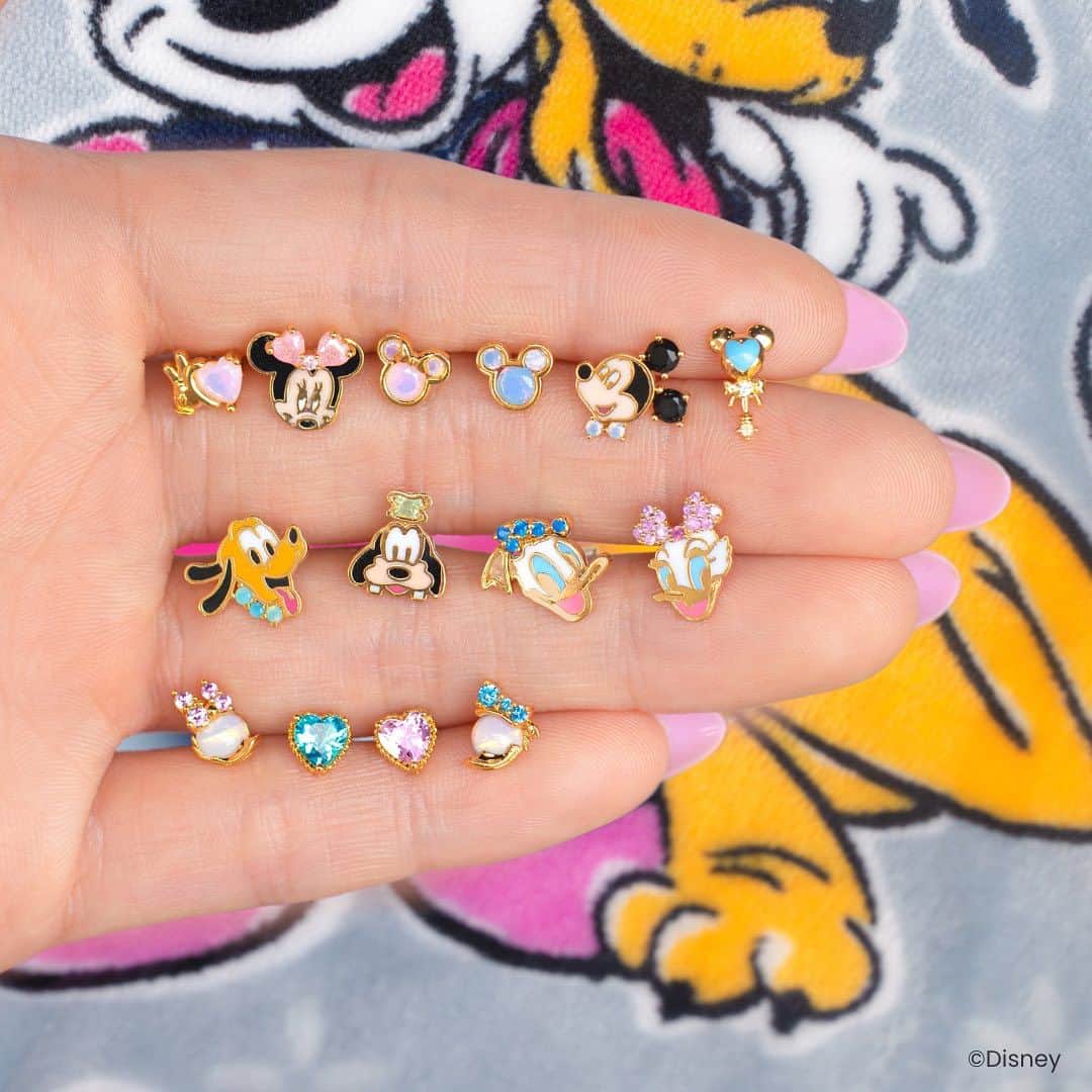 ヴェラブラッドリーさんのインスタグラム写真 - (ヴェラブラッドリーInstagram)「💞 Happily Ever Disney Sweepstakes💞 @shopgirlscrew and @verabradley have teamed up to make your Disney dreams come true!   2️⃣ lucky winners will win 3 enchanting accessories from the all new Disney | Girls Crew Collection, and 3 must-have items from Vera Bradley’s limited edition Disney Mickey & Pets Collection 😍  🏰 How to Enter: ✨ Follow BOTH @shopgirlscrew & @verabradley ✨ Like and Save this post  💖 Bonus Entries: ✨ Leave a 💖 on our two most recent posts!  Giveaway ends 09/10/2023 at 11:59 PM PST. Good luck! 😇  Please see link in Girls Crew’s profile for full terms and conditions  No purchase necessary. Must be 18+ to enter. Giveaway is open to US residents ONLY. One winner will be randomly selected and ONLY contacted via DM by @shopgirlscrew for next steps. Please be aware of spam accounts. This promotion is in no way sponsored, endorsed/administered by, or associated with Instagram or Facebook.」9月6日 2時00分 - verabradley