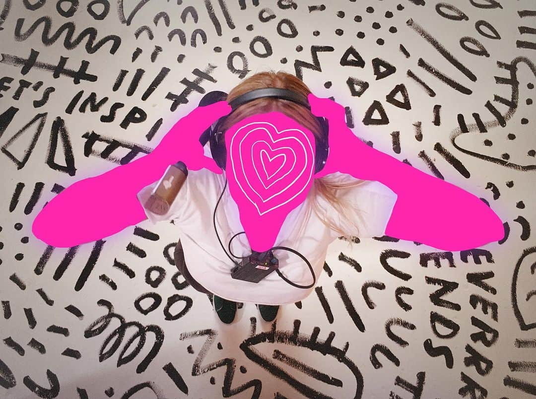 シーアのインスタグラム：「🤫🤫🤫 - Team Sia  [image description: Sia wearing headphones]」