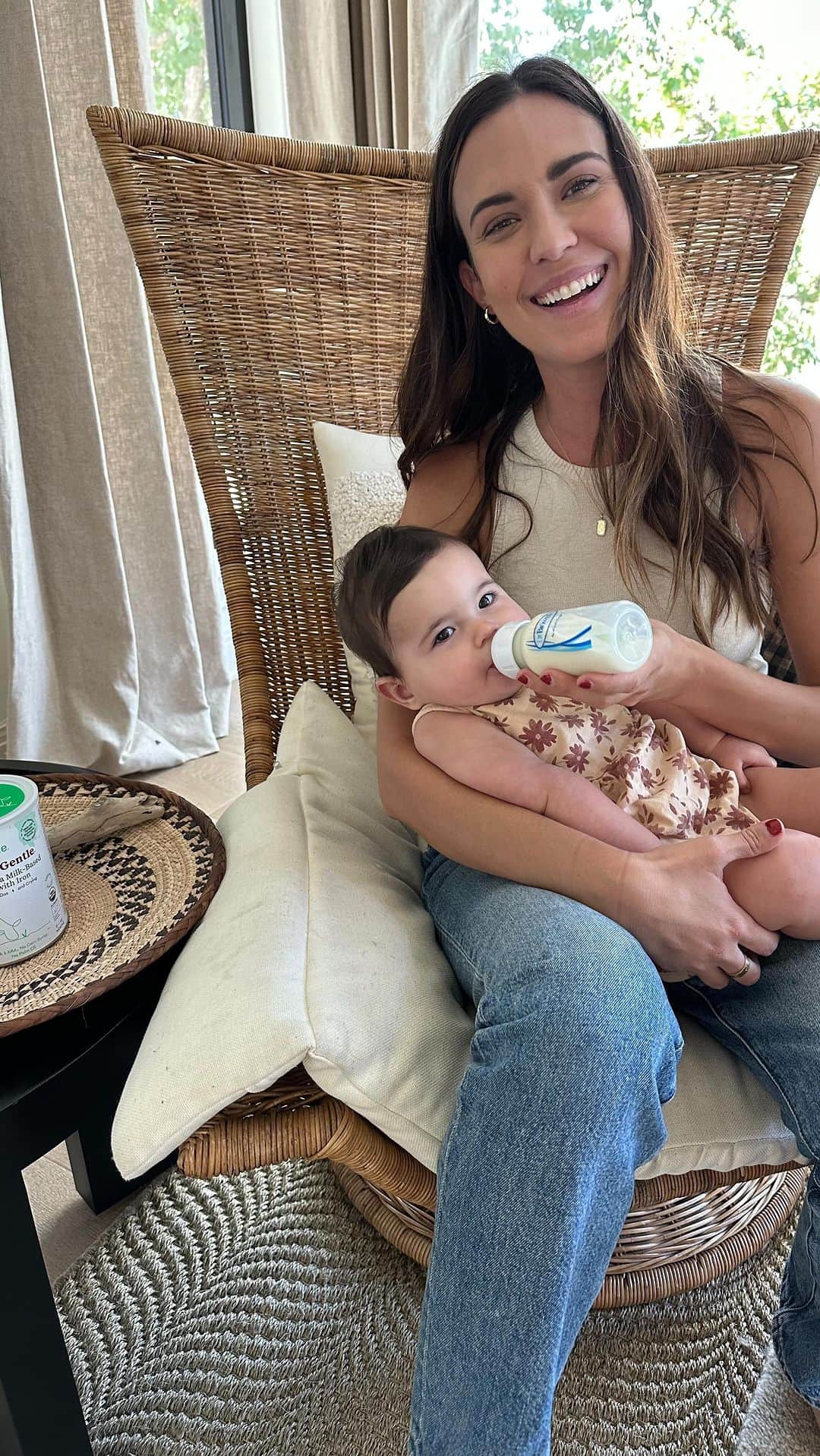 オデット・アナブルのインスタグラム：「Who can relate to feeding frustrations with their babies? I have been through what feels like every different formula trying to find what works best for Andi’s tummy. We didn’t go through this with Charlie, so I thought it would be smooth sailing with Andi. When they say every baby is different, every baby is DIFFERENT. Then my life changed when a friend urged me to try @Bobbie Organic Gentle. Bobbie Organic Gentle is the ONLY US infant formula that provides 100% partially- hydrolyzed whey as the protein source and 100% lactose as the carbohydrate source to support easy digestion. Developed by a team of scientists and dietitians- all parents. They use premium organic ingredients prioritizing local farms, family run businesses and small batch operations in the U.S. wherever possible. What I also love about Bobbie is that it is delivered straight to my doorstep with free shipping. I could cry, I feel so happy to have Bobbie in my life. #bobbiepartner #bottleboldly」