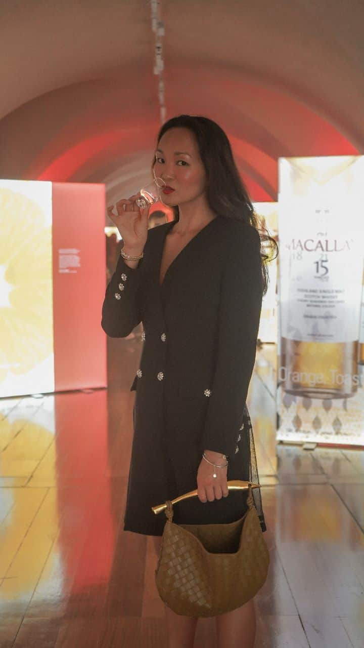 Mariko Kuoのインスタグラム：「An evening to remember, celebrating the launch of The Macallan Colour Collection at Somerset House.  The Macallan Colour Collection is a new global travel exclusive comprising 5 age statement single malt Scotch whiskies. From the golden oak of Colour Collection 12 Years Old to the burnish chestnut of Colour Collection 30 Years Old, the collection showcases the natural tones derived from The Macallan's sherry seasoned oak casks. It's simply exquisite.  It was such a joy exploring The Macallan's exclusive partnership with David Carson in a series of immersive art exhibitions, followed by a tasting of Colour Collection.  The Colour Collection is available now in The Macallan Global Boutiques and in key airports and travel destinations around the world. @the_macallan @somersethouse  #TheMacallan #ColourCollection #TravelExclusive #DavidCarson #PleaseSavourResponsibly」