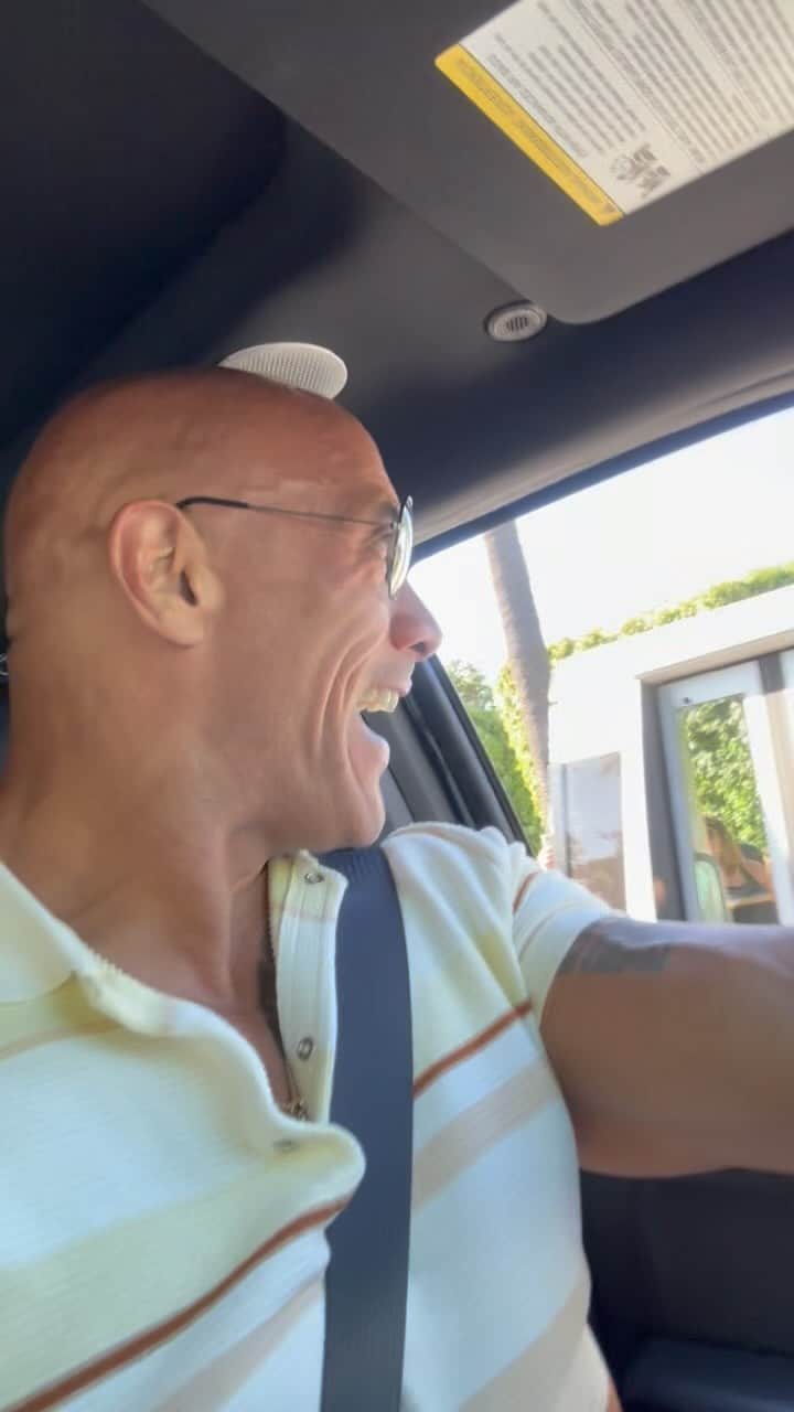 ドウェイン・ジョンソンのインスタグラム：「Tour bus surprises 🚌🙀  I’m like a big kid, I get so much joy outta these “holy shit” moments and seeing my people’s faces 😂🤳🏾   Not too many pick up trucks rollin’ around my hood so I think “look out for the rocks pick up” is becoming part of these tour bus attractions 🛻 🤣  “Hey did you guys go to my house yet?”  “NO…where is it?”  “Good, keep it that way” 😂👊🏾  Happy folks.  Love to see it.   #bestpartsoffame 🤙🏾 #hoodrollin 🛻」
