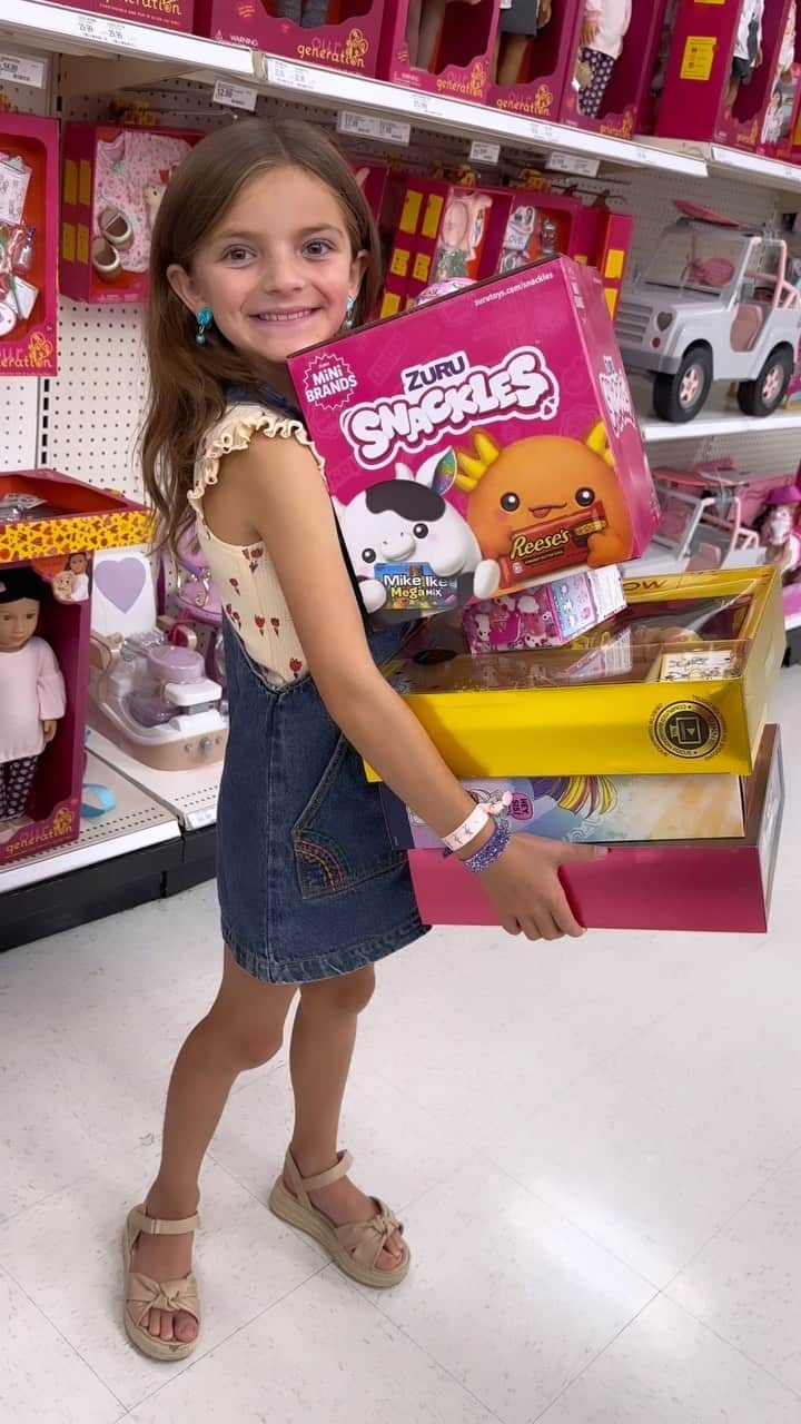 ジェシカ・シーバのインスタグラム：「My sweet, soulful daughter Evangeline turned 9 this weekend! I feel like an Evvie highlight reel is necessary because she is chock full of gems, but for now here is her two-day celebration. Her annual all-she-can-carry Target extravaganza, plus 10 girls for a sleepover! Tacos, spa night, slime and old-school activities that left her in happy, emotional tears all day yesterday. Love you, my Virgo queen. You fill (and organize) our buckets, 365 days a year.」