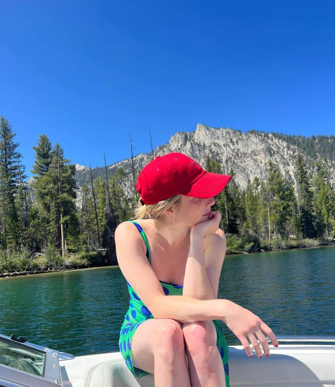 エマ・ロバーツさんのインスタグラム写真 - (エマ・ロバーツInstagram)「i heard summer is over ? ⛰️🏖️🎣 ☀️」9月6日 2時33分 - emmaroberts