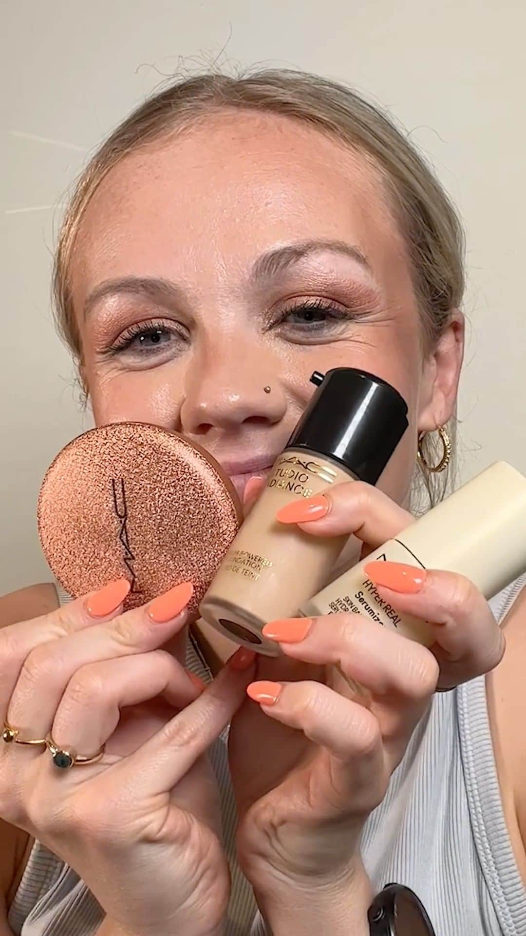 M·A·C Cosmetics UK & Irelandのインスタグラム：「Bring on the heat wave! ☀️  Effortlessly glowing and bronzed skin in just three simple steps: ☀️Moisturise and prep the skin with Hyper Real Serumizer™ ☀️Apply Studio Radiance Serum-Powered™ Foundation™ (Emma wears the shade NC14.5) for a light luminous coverage to the skin. ☀️Finish off with Skinfinish Sunstruck Matte Bronzer (Shade featured: Light Rosy) to warm up the face for a sun-kissed glow.  Chat to an artist online or in-store about how to achieve this look!  #MACCosmeticsUK #MACStudioRadiance #Sunglazed」