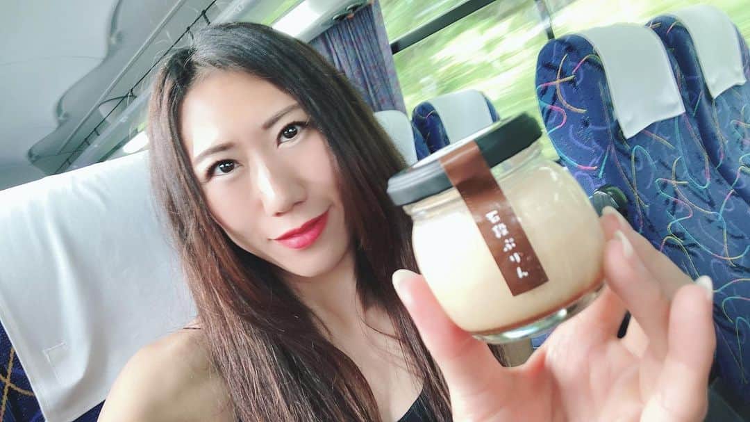 ほんまかよこのインスタグラム：「💺🍮♨️  #石段ぷりん おいしかったあ☺️  そういえば一時、毎日プリン食べてる時あったなあ🧐  #食いしん坊 #毎日プリンはやばい #卵だからタンパク質 #って言い訳するよねー  #筋肉なお姉さん #ほんまかよこ #kayokohonma #温泉女子 #温泉モデル #温泉ナビゲーター   ゜*. ────────── 🪴Life＆Work @honmakayoko 🧘‍♀️Fit＆Wellness @kayoko_fitness ⚽️Sports＆Parody @kayoko_sports  ──────────.* ゜  TikTok ✈︎ honmakayoko_soccer Twitter ✈︎ ＠kayokohonma YouTube ✈︎ Kayo Channel LINE ✈︎ ＠wdw5651f  🏷 #筋肉グラドル #筋肉タレント #フィットネスモデル #腹筋女子 #fitnessjourney #模特 #japanesemodel #asianmodel #asiatravel #instagood #伊香保温泉 #食べるの大好き」