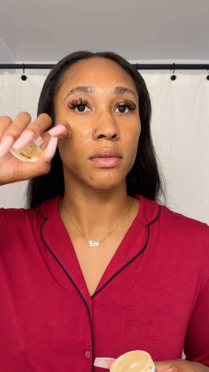 Leya BUCHANANのインスタグラム：「I love ending my day showering and cleansing my face to get rid of all of the dirt from throughout the day. The night time cream always leaves my face so hydrated and since using Proven for the past few months my skin has cleared up. After using the simple 2 step routine I feel ready for bedtime!  @provenskincare #PROVENpartner #personalizedskincare」
